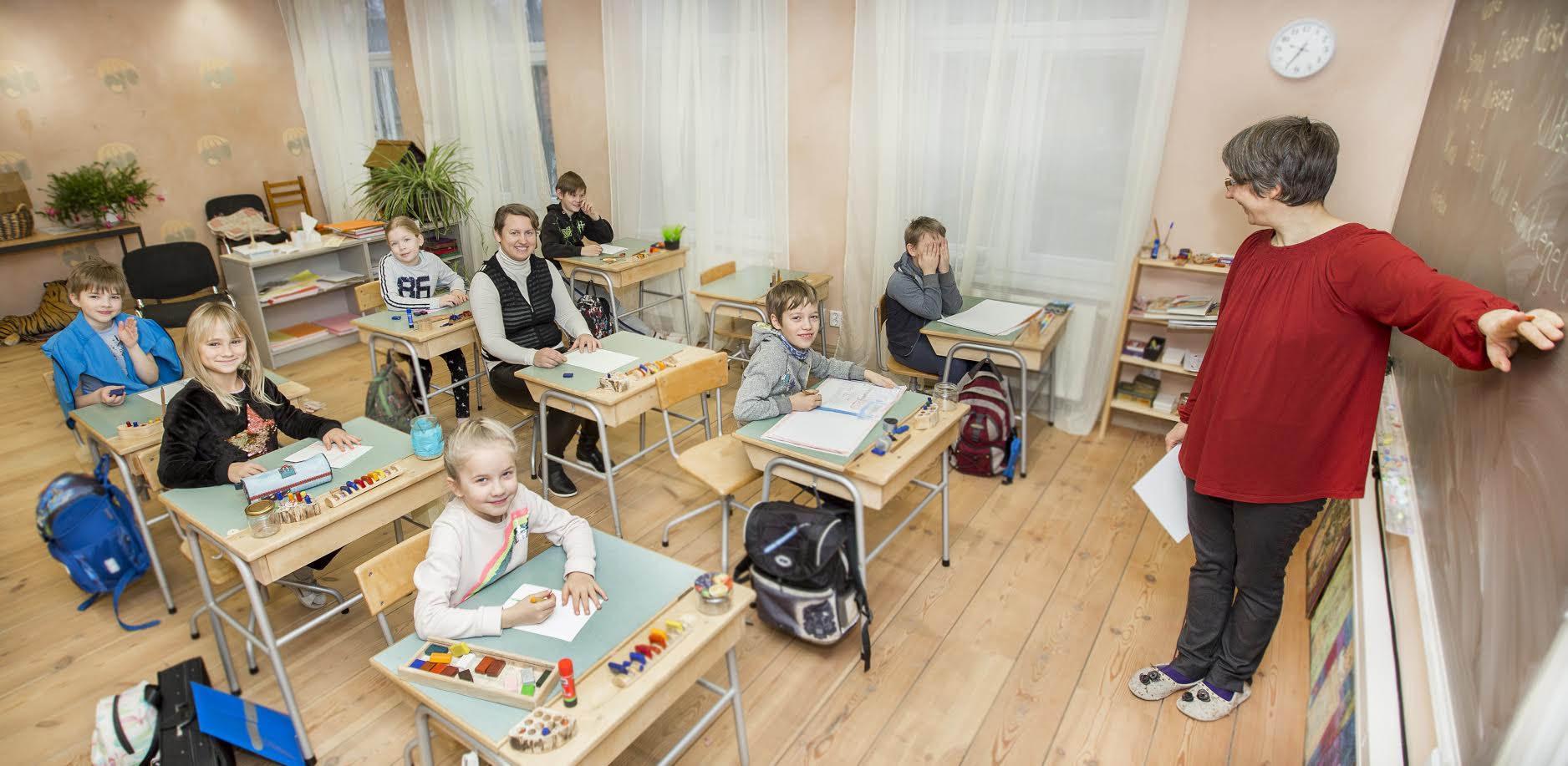 Väike Werrone kooli direktor Pille Sõrmus on linnapoolse panuse ja koostööga rahul. Pildil on teise klassi õpilased, õpetaja Triinu Guerrin ja koolijuht Pille Sõrmus (istub). Õpetaja Triinu õpib Tartu ülikoolis Waldorfi pedagoogika kursusel. Kord kuus toimub tema eestvedamisel vanemate õhtu, kus ka lastevanematel on võimalus kogeda, kuidas nende lapsed õpivad, et tugevdada omavahelist koostööd, mis omakorda toetab lapsi. Foto: AIGAR NAGEL