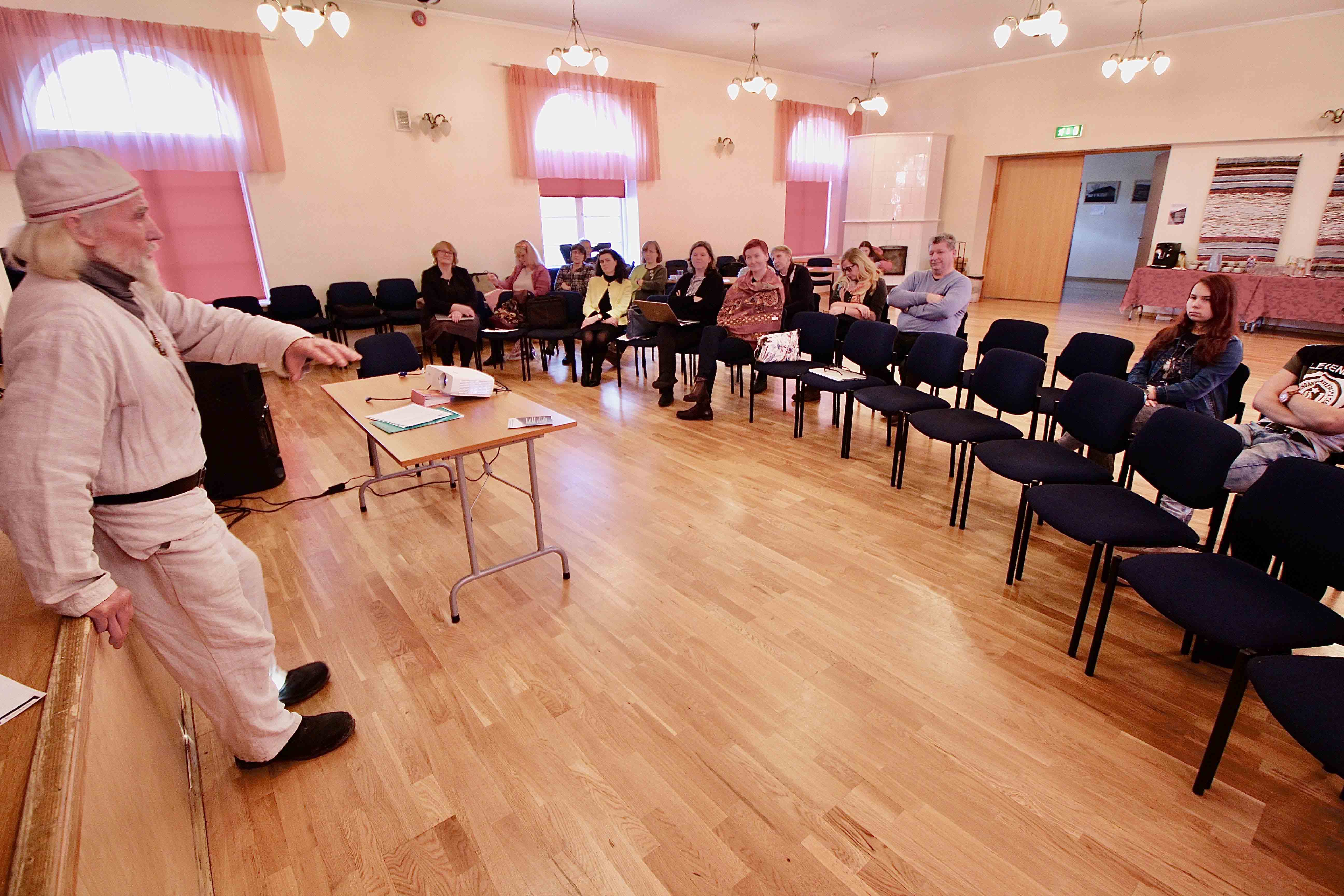 Haanimiihhi nõvvokoja vanõmba Agu Hollo (vasakul) esinemine haani keeles võeti vastu suure aplausiga. Foto: KALEV ANNOM
