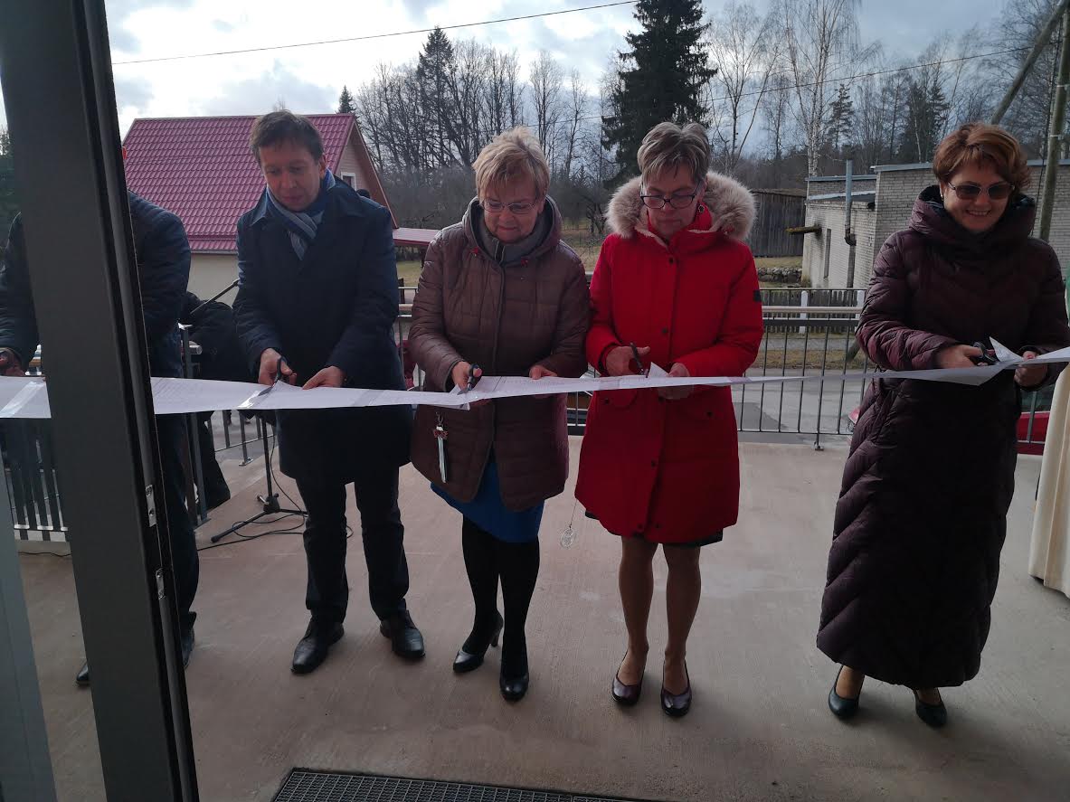 Lindi lõikasid läbi ehitaja esindaja Peeter Voovere (OÜ Embach Ehitus juhatuse liige) ning perearstid Helgi Luik, Krista Reva ja Marget Moppel. Lindiks oli hiljuti haigust põdenud vallavanema Avo Kirsbaumi südamefilm. Foto: LIANA ALLAS