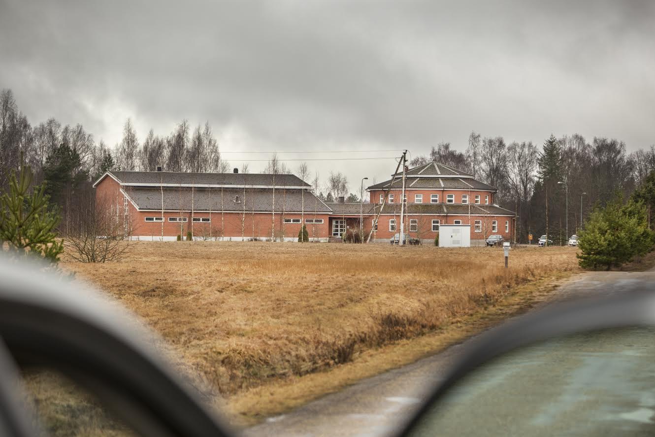 Kuna võimaliku rändekriisi puhkedes on tõenäoliselt just Lõuna-Eesti see piirkond, kuhu üle ida- või ka lõunapiiri ebaseaduslikud sisserändajad saabuvad, on loogiline, et ka esmased protseduurid tehakse ära selles piirkonnas. Krabi kool jäi kõrvale «Kohtusime kohalike vallajuhtidega, kes aitasid leida võimalikke variante, kuhu esmast vastuvõtupunkti võiks rajada. Näiteks ühe alternatiivina kaalusime Krabi tühjalt seisvat koolimaja Läti piiri lähistel, kuid see jäi praegu logistilise sobimatuse tõttu kõrvale. Krabi Kool Foto: AIGAR NAGEL