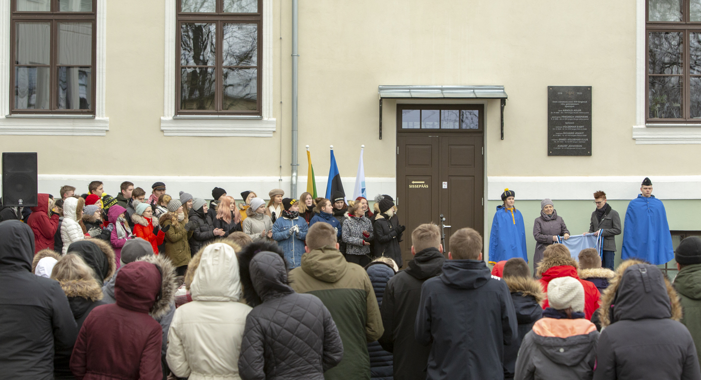 Võru gümnaasiumi ajaloo- ja ühiskonnaõpetaja Kaja Kenk ning õpilane Rainer Tamm langetasid riide mälestustahvlilt, millega kuulutati tahvel avatuks, seejärel õnnistas tahvli sisse Kaitseliidu Võrumaa maleva kaplan Mait Mölder. Mälestustahvel on paigutatud Võru linna vanima maja seinale aadressil Seminari 1. Foto: AIGAR NAGEL