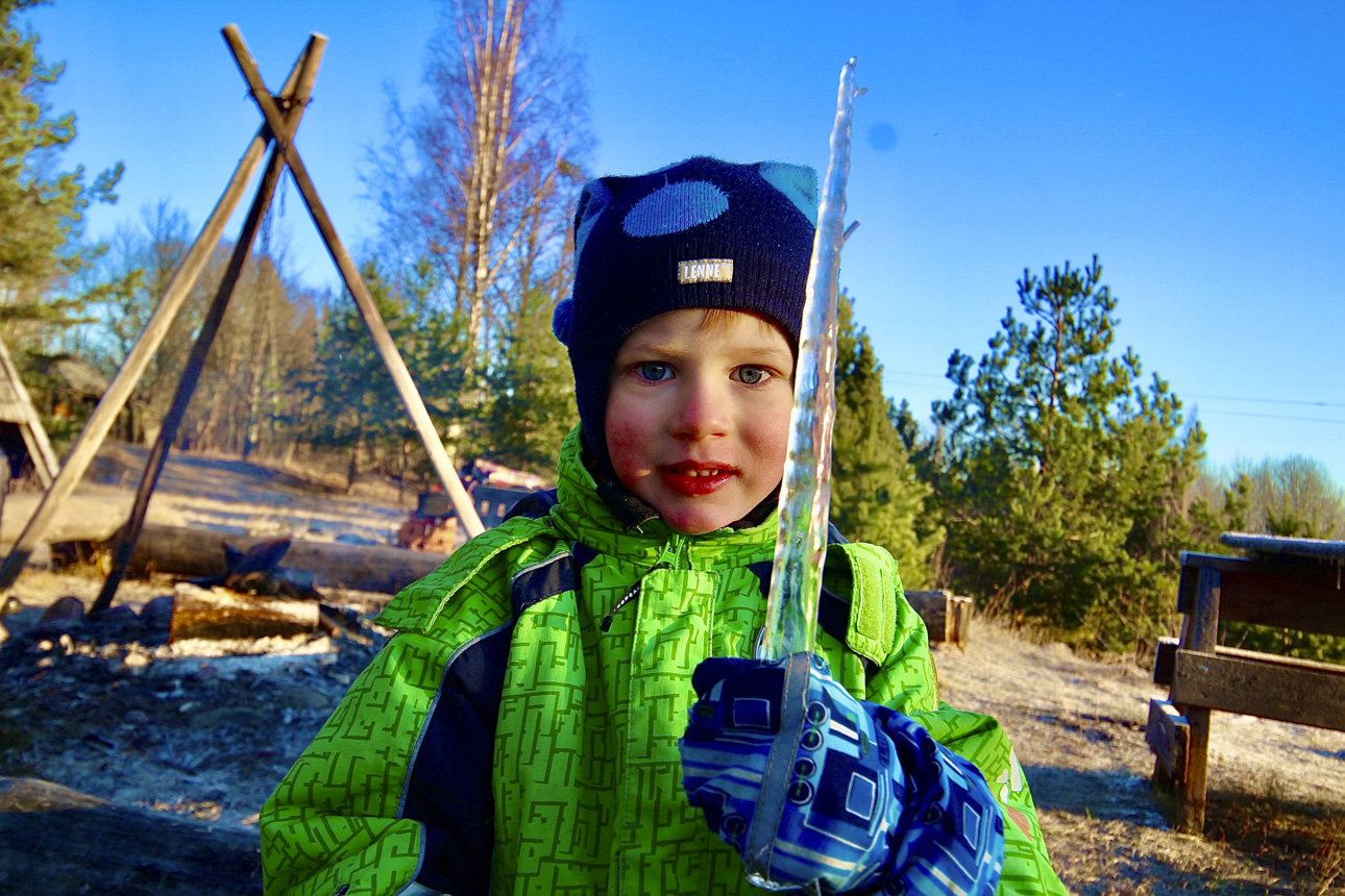 Piksepüha hea ilma kõrval üllatas kolmeaastane Kustav kõiki selle talve suurima jääpurika leidmisega, mis oli mitmekümne sentimeetri pikkune. Fotod: KALEV ANNOM Piksepüha hea ilma kõrval üllatas kolmeaastane Kustav kõiki selle talve suurima jääpurika leidmisega, mis oli mitmekümne sentimeetri pikkune. Fotod: KALEV ANNOM