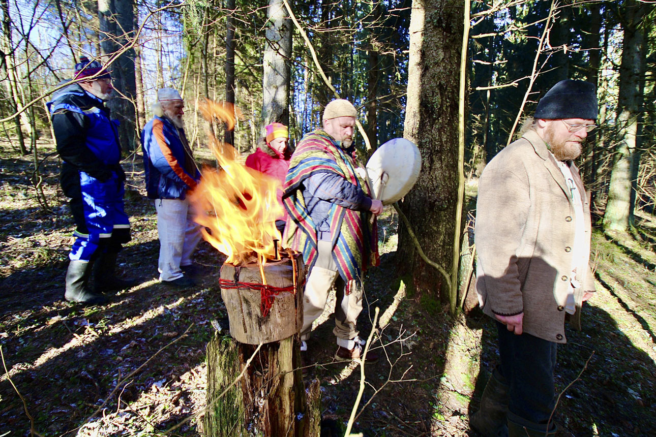 Piksepüha tähistamine 4. veebruari keskpäeval Vaskna metsas ümber pikselöögi koha. Kõmises šamaanitrumm, mida toetas mõtlik viis. FOTOD: Kalev Annom Piksepüha tähistamine 4. veebruari keskpäeval Vaskna metsas ümber pikselöögi koha. Kõmises šamaanitrumm, mida toetas mõtlik viis. FOTOD: Kalev Annom
