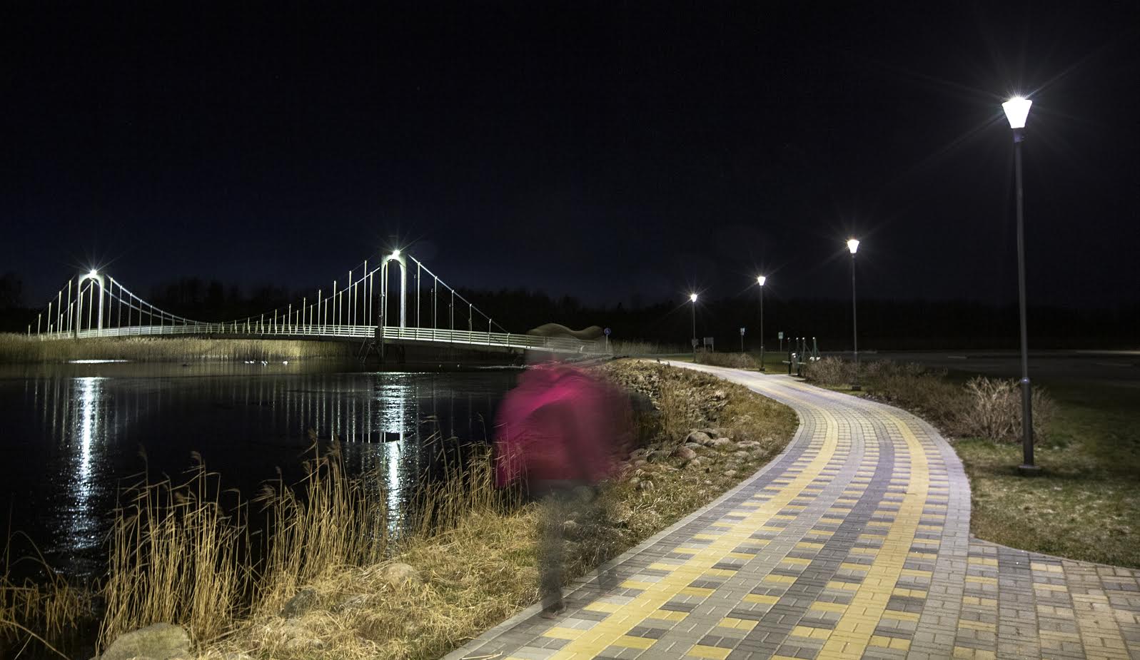 Sild meelitab enda juurde rahvast igal aastaajal. Eriti kauniks peetakse selle juures tulede maagilist sära. Ökonoomsema valguslahenduse tõttu pole silla kaunist siluetti aga võimalik kaugelt näha. Foto: AIGAR NAGEL Sild meelitab enda juurde rahvast igal aastaajal. Eriti kauniks peetakse selle juures tulede maagilist sära. Ökonoomsema valguslahenduse tõttu pole silla kaunist siluetti aga võimalik kaugelt näha. Foto: AIGAR NAGEL