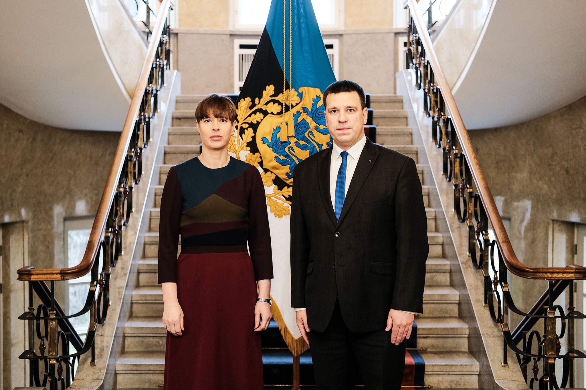 Kohtusin täna hommikul peaminister Jüri Ratase ning hiljem ka sotsiaalminister Tanel Kiigega. Arutasime ka muid Eesti elu tahke ja hetkeolukorda, aga arusaadavalt oli peamine kohtumise fookus koroonaviirusel. Arutasime nii seda, kuidas seni oleme olukorraga hakkama saanud kui valitsuse kavandatavaid järgmisi samme. Panen ka omalt poolt inimestele südamele, et kuulake ja järgige Terviseameti soovitusi – mõelge endale ja mõelge ka neile, kellega kokku puutute ja keda teie valikud otseselt puudutavad. Eile õhtul Terviseameti staabis sain kinnitust, et Eesti inimesed on siiani käitunud väga vastutustundlikult ning loodame, et saame üheskoos sellest mööda maad ringi käivast tondist võimalikult valutult jagu. Olen ära jätnud ka kõik enda järgmistele nädalatele kavandatud välislähetused, samuti oleme kantseleis tööd ümber korraldanud nii, et suuremaid kogunemisi ja üritusi võimalusel väldime. Hoiame üksteist!