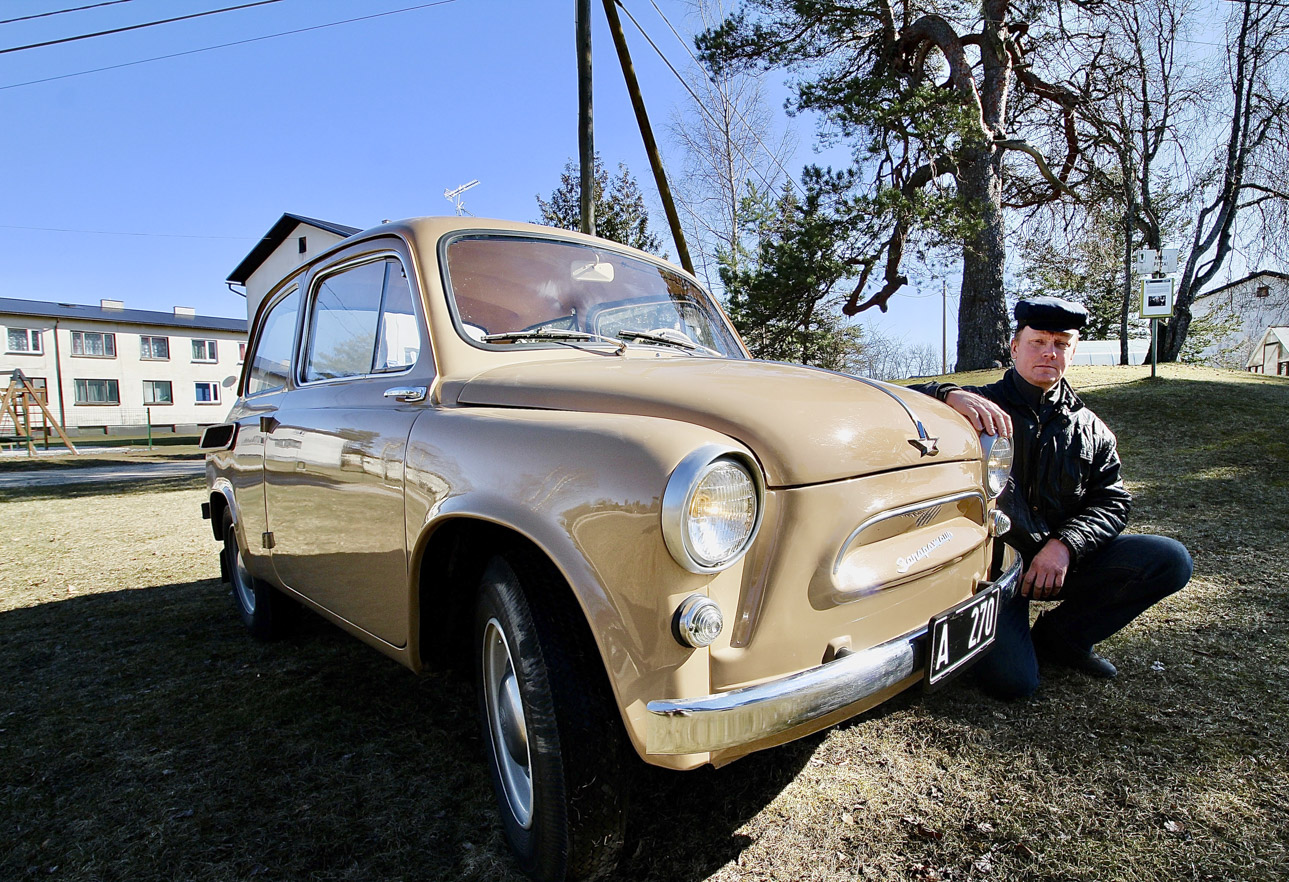 Olari Saarniit on mitmekordne Eesti meister ja Balti karikavõitja veoautode krossis (GAZ 51). Esimeseks autoks oli Žiguli 05 ja praegu sõidab VW Touraniga. Oma ZAZ-965Aga on läbitud kahe suvega 2400 kilomeetrit, kõige mõnusamalt jookseb uunikum 70–80kilomeetrise tunnikiirusega. Pilt on tehtud Missos Kooli pettäi juures, kust üle tee oli 1766. aastal Peräpugola kool. FOTO: Kalev Annom