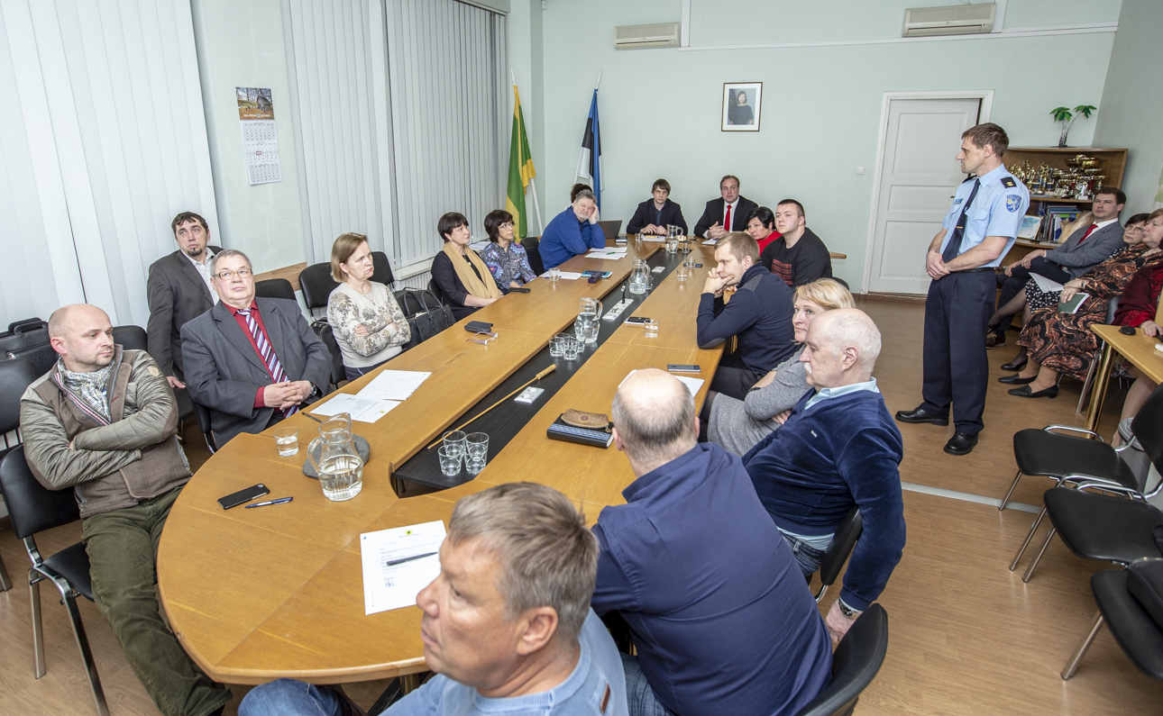Võru linnavolikogu istungil tutvustas piirkonnapolitseinik Elar Sarik Vabadussõjas osalenutele Võru keskväljakule ausamba püstitamise ideed. Ka ausamba täpse asukoha osas on Sarikul oma esmane visioon, kuid täpsemad asjaolud asukoha ning ausamba väljanägemise osas selguvad loodetavasti lähitulevikus. Foto: AIGAR NAGEL Võru linnavolikogu istungil tutvustas piirkonnapolitseinik Elar Sarik Vabadussõjas osalenutele Võru keskväljakule ausamba püstitamise ideed. Ka ausamba täpse asukoha osas on Sarikul oma esmane visioon, kuid täpsemad asjaolud asukoha ning ausamba väljanägemise osas selguvad loodetavasti lähitulevikus. Foto: AIGAR NAGEL