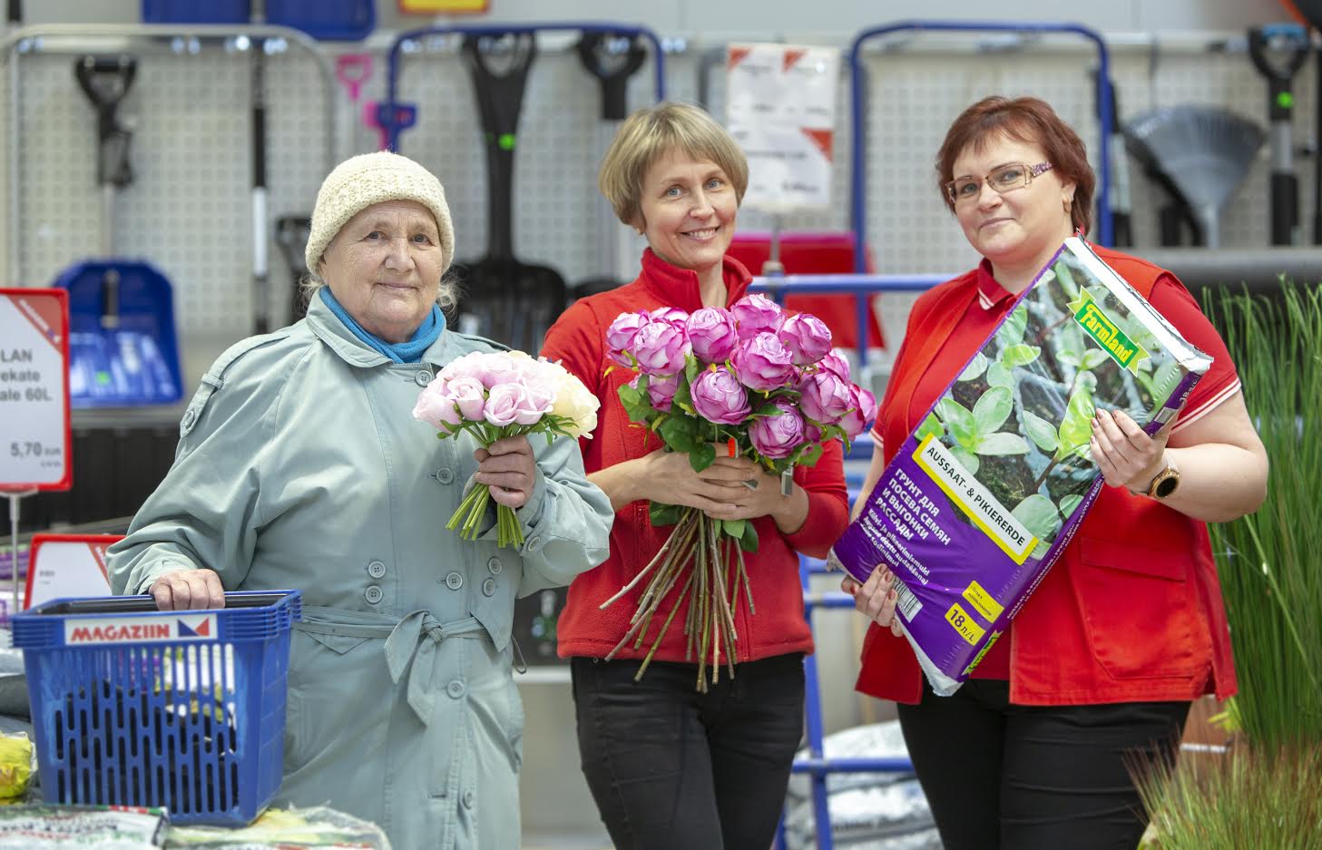 Magaziini püsiklient ja suur aiandushuviline Elli Arna (vasakult) ning klienditeenindajad Dagmar Tonska ja Leeve Säinast. Arutelu käigus tõdeti, et hoolimata eelmise nädala lumeuputusest on kliendid ja personal juba pigem kevadmeeleolus. Fotod: AIGAR NAGEL Magaziini püsiklient ja suur aiandushuviline Elli Arna (vasakult) ning klienditeenindajad Dagmar Tonska ja Leeve Säinast. Arutelu käigus tõdeti, et hoolimata eelmise nädala lumeuputusest on kliendid ja personal juba pigem kevadmeeleolus. Fotod: AIGAR NAGEL