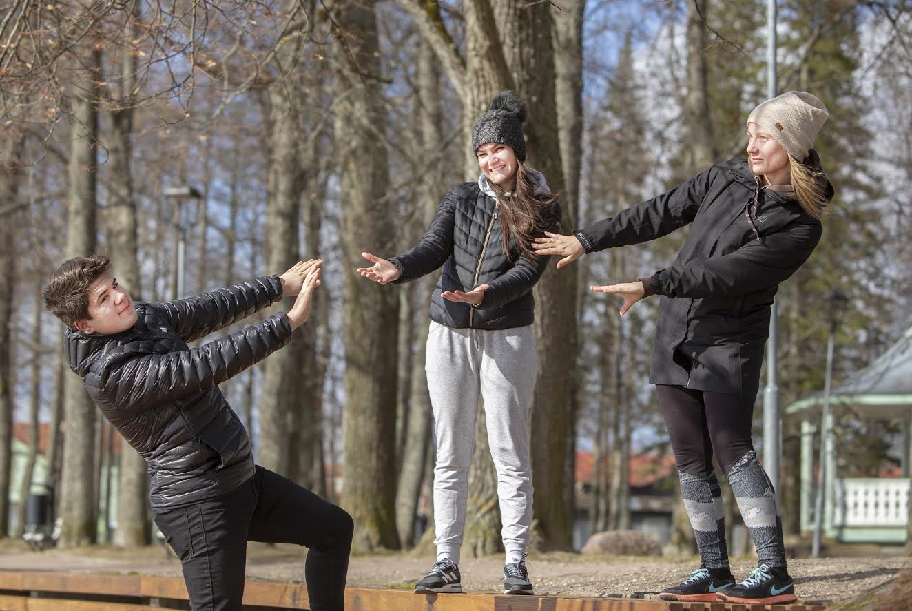 Võru noortekeskuse noorsootöötaja Emil Aništšenko (vasakult), noorsootöötaja Marge Puru ja tugila spetsialist/noorsootöötaja Christiana Vaher säilitamas hoolimata kriisiolukorrast positiivset meelt. Foto: AIGAR NAGEL