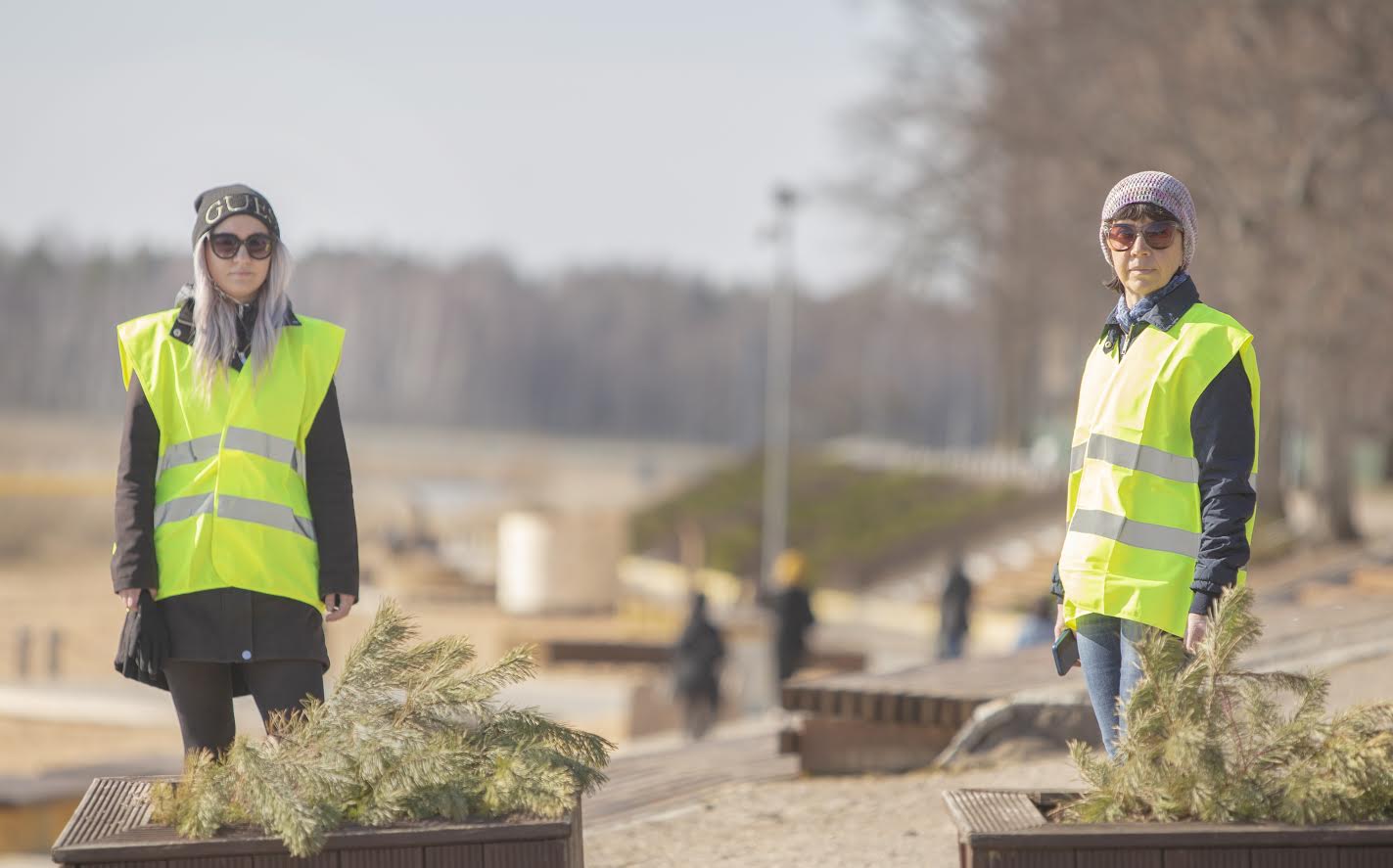 Vabatahtlike koordinaator Ester Peterson (paremal) ja Emily Stella Tintso töötavad tavaolukorras Võru Punamütsikese lasteaias õpetajatena, aga eriolukorra ajal on nad võtnud endale tänavatel patrullija rolli. Noortele, kes üritavad vabatahtlike eest ära joosta, teeb aga olukord nalja. Foto: AIGAR NAGEL