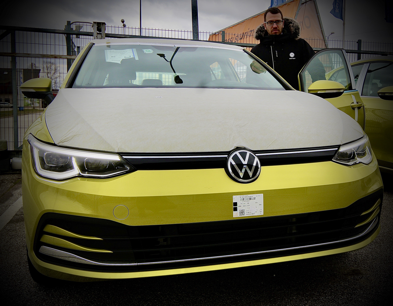 Müügikonsultant Kaarel Koppelmann demonstreerib hetk tagasi treilerilt maha laaditud Golf 8 dünaamilisi esitulesid ja rõhutab, et tegu on 1 Edition varustusastmega autoga. Efektne laimikollane (Lime Yellow) auto on veel kaitsekilede all. FOTO: Kalev Annom Müügikonsultant Kaarel Koppelmann demonstreerib hetk tagasi treilerilt maha laaditud Golf 8 dünaamilisi esitulesid ja rõhutab, et tegu on 1 Edition varustusastmega autoga. Efektne laimikollane (Lime Yellow) auto on veel kaitsekilede all. FOTO: Kalev Annom