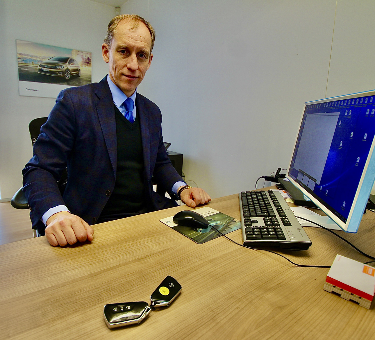 ASi Aasta Auto Pluss müügidirektor Rein Kullamaa kutsub huvilisi uut Golfi uudistama ja proovisõidule. Laual esiplaanil Golf 8 võtmed. FOTO: Kalev annom ASi Aasta Auto Pluss müügidirektor Rein Kullamaa kutsub huvilisi uut Golfi uudistama ja proovisõidule. Laual esiplaanil Golf 8 võtmed. FOTO: Kalev annom