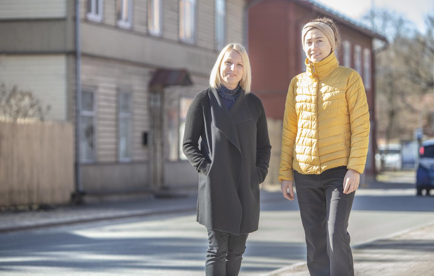 Vana Maja Salongi omaniku Jana Nassari sõnul suleti salong ettevaatuse mõttes päeva pealt ülemöödunud neljapäeval. Omaniku sõnul on ka teenindajad ajutiselt rendikohustusest vabastatud ning esialgu plaanitakse salong taasavada alles pärast uue töökorra kinnitamist. Pildil on juuksur Jana Nassar (vasakult) ja kosmeetik Kertu Luisk. Foto: AIGAR NAGEL