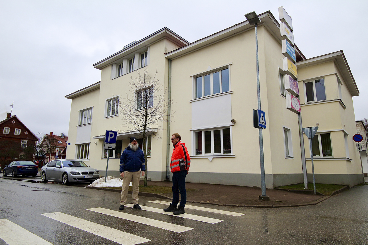 Johannes Toom (vasakul) ja Kalev Kommer Võrus Liiva tn 11 maja ees, mille kolmandal korrusel asus Võru Raadio toimetus ja helistuudio. Kaunis rikkaliku ajalooga maja saab ehitusregistri andmetel tänavu 120aastaseks. Johannes Toom meenutas üleeile, et omal ajal sai Võru Raadio tegemiseks saadetud kiri ENSV ülemnõukogu presiidiumile, kuidas oma raadio tegemist toetasid maavanem Elmar Tiit, ametiühingujuht Epp Haabsaar. Kalev Kommer meenutas helitehnikuks oleku aega alates augustist 1983 (krapiraadio) kuni 2000. aastani (RingFM). Foto: KALEV ANNOM Johannes Toom (vasakul) ja Kalev Kommer Võrus Liiva tn 11 maja ees, mille kolmandal korrusel asus Võru Raadio toimetus ja helistuudio. Kaunis rikkaliku ajalooga maja saab ehitusregistri andmetel tänavu 120aastaseks. Johannes Toom meenutas üleeile, et omal ajal sai Võru Raadio tegemiseks saadetud kiri ENSV ülemnõukogu presiidiumile, kuidas oma raadio tegemist toetasid maavanem Elmar Tiit, ametiühingujuht Epp Haabsaar. Kalev Kommer meenutas helitehnikuks oleku aega alates augustist 1983 (krapiraadio) kuni 2000. aastani (RingFM). Foto: KALEV ANNOM