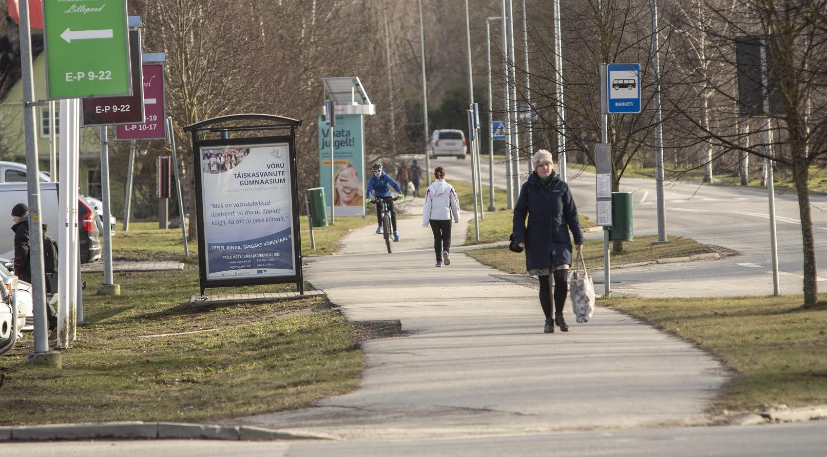 Tänaval liigeldes ja avalikes kohtades tasub viiruse levitamise vältimiseks hoida distantsi. Rahvakogunemised on õigus eriolukorrale viidates politsei kaasabil laiali ajada. Foto: AIGAR NAGEL