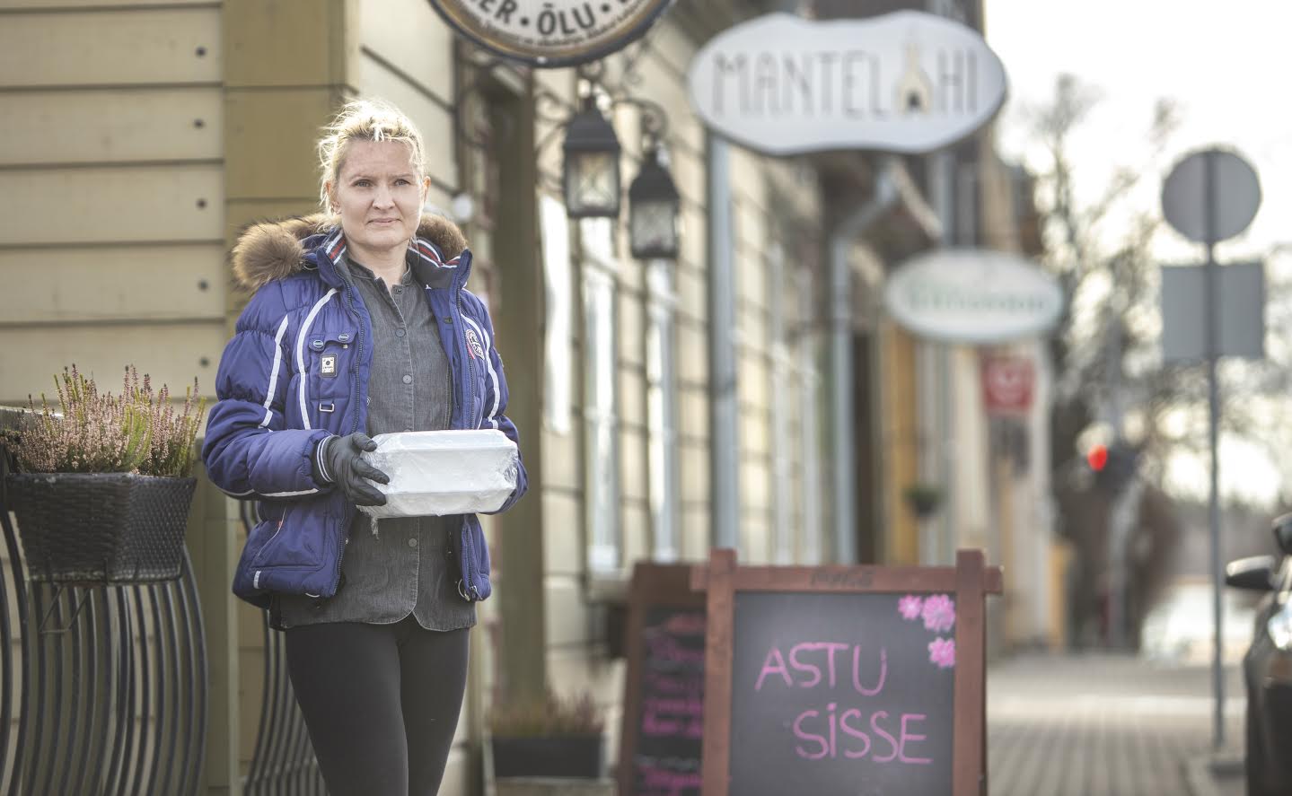 Võru kesklinna kohvik Mantelahi teenindab kliente kohapeal ning pakub ka kulleriteenust. Pildil on Mantelahju kokk ja perenaine Sigrit Müürsepp. Foto: AIGAR NAGEL