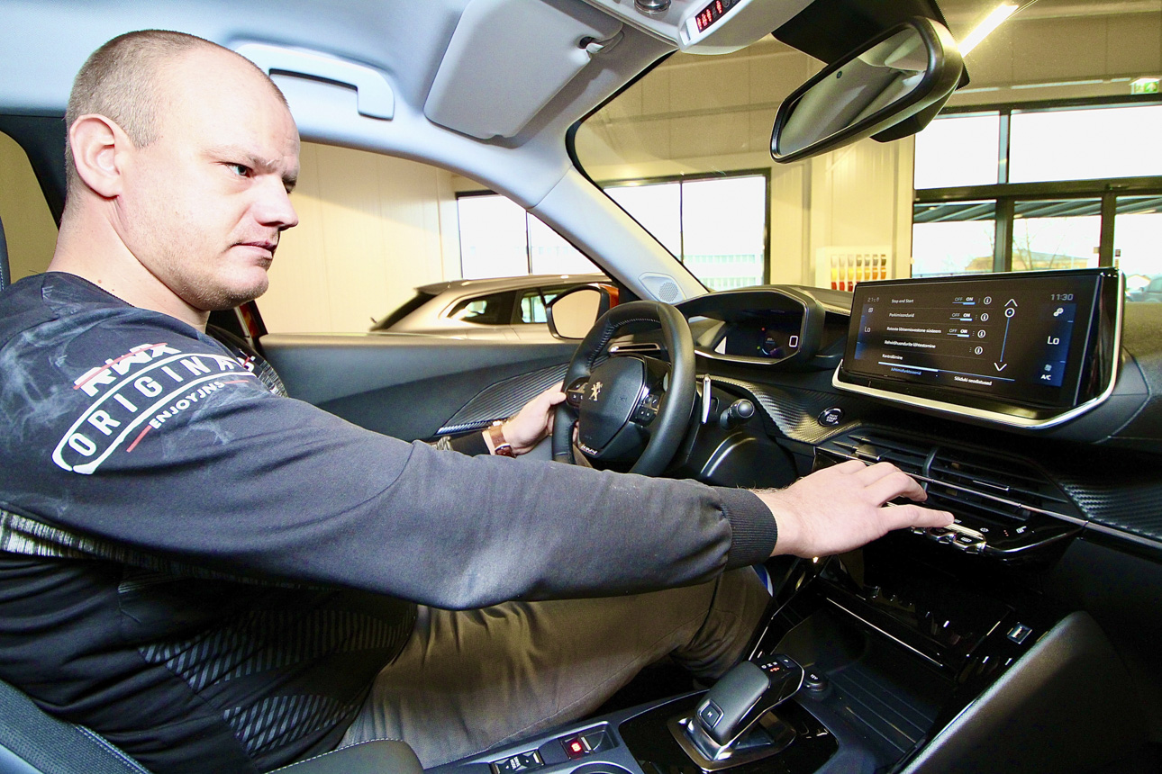 Võru Automaailma algusest peale juhtinud Mario Kleinson istub uue oranži Peugeot 2008 Allure BlueHDi 130 AT8 (2020) roolis. Mootor 1499 cm3, 96 KW, kütusekulu linnas 4,2, maanteel 3,5, keskmine 3,8 liitrit 100 km. Käigukast 8käiguline automaat, kütus diisel, tekstiilsisu kombineeritud nahaga, CO2 98,9 g/km, rehvid 2015/60 R17. Standardvarustuse loetelu võtab enda alla pool A4 lehekülge. Muljet avaldav on digitaalne 3D-näidikutepaneel, palju on LEDvalgusteid. Täiustatud on hädapidurdussüsteemi koos jalgratturite ja jalakäijate jälgimisega jne. Hind 23 700 eurot. Selle autoga saab ka proovisõitu teha. Foto: KALEV ANNOM Võru Automaailma algusest peale juhtinud Mario Kleinson istub uue oranži Peugeot 2008 Allure BlueHDi 130 AT8 (2020) roolis. Mootor 1499 cm3, 96 KW, kütusekulu linnas 4,2, maanteel 3,5, keskmine 3,8 liitrit 100 km. Käigukast 8käiguline automaat, kütus diisel, tekstiilsisu kombineeritud nahaga, CO2 98,9 g/km, rehvid 2015/60 R17. Standardvarustuse loetelu võtab enda alla pool A4 lehekülge. Muljet avaldav on digitaalne 3D-näidikutepaneel, palju on LEDvalgusteid. Täiustatud on hädapidurdussüsteemi koos jalgratturite ja jalakäijate jälgimisega jne. Hind 23 700 eurot. Selle autoga saab ka proovisõitu teha. Foto: KALEV ANNOM