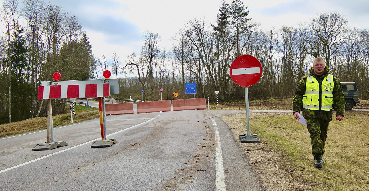 Selline näeb välja „lukku pandud” Eesti-Läti piiripunkt Vastse-Roosas. Pildil paremal Kaitseliidu Tartu maleva vabatahtlik, kaitseliitlane Maik Nõmmsalu. FOTO: Kalev Annom