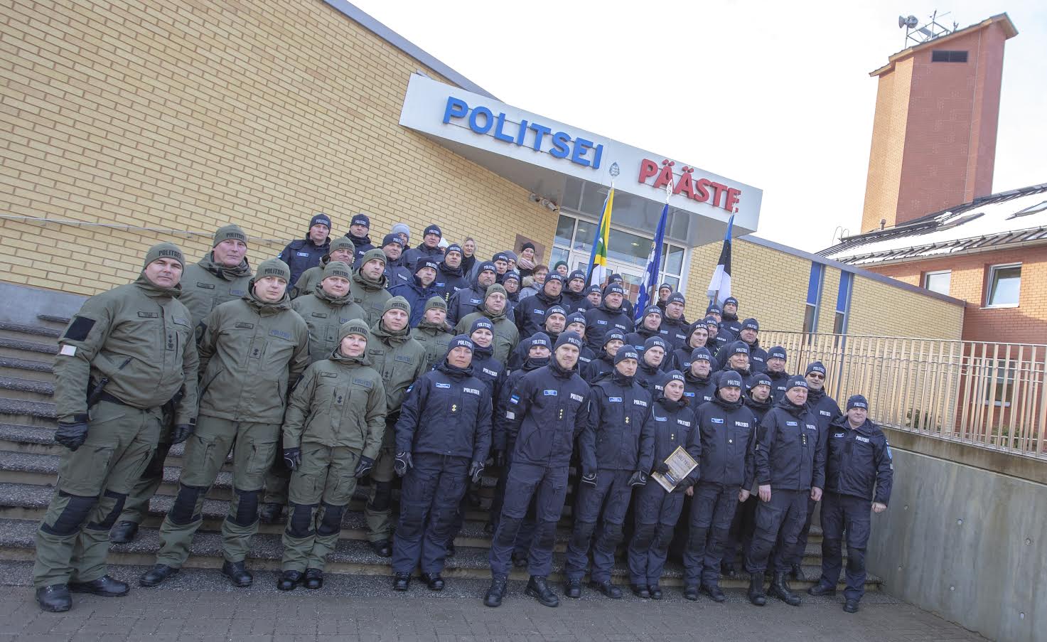 Pärast rivistust koguneti Võru politseimaja ette ühisfotole. Kagu jaoskonna juht Tamar Tamm on fotol vasakul. Foto: AIGAR NAGEL Pärast rivistust koguneti Võru politseimaja ette ühisfotole. Kagu jaoskonna juht Tamar Tamm on fotol vasakul. Foto: AIGAR NAGEL