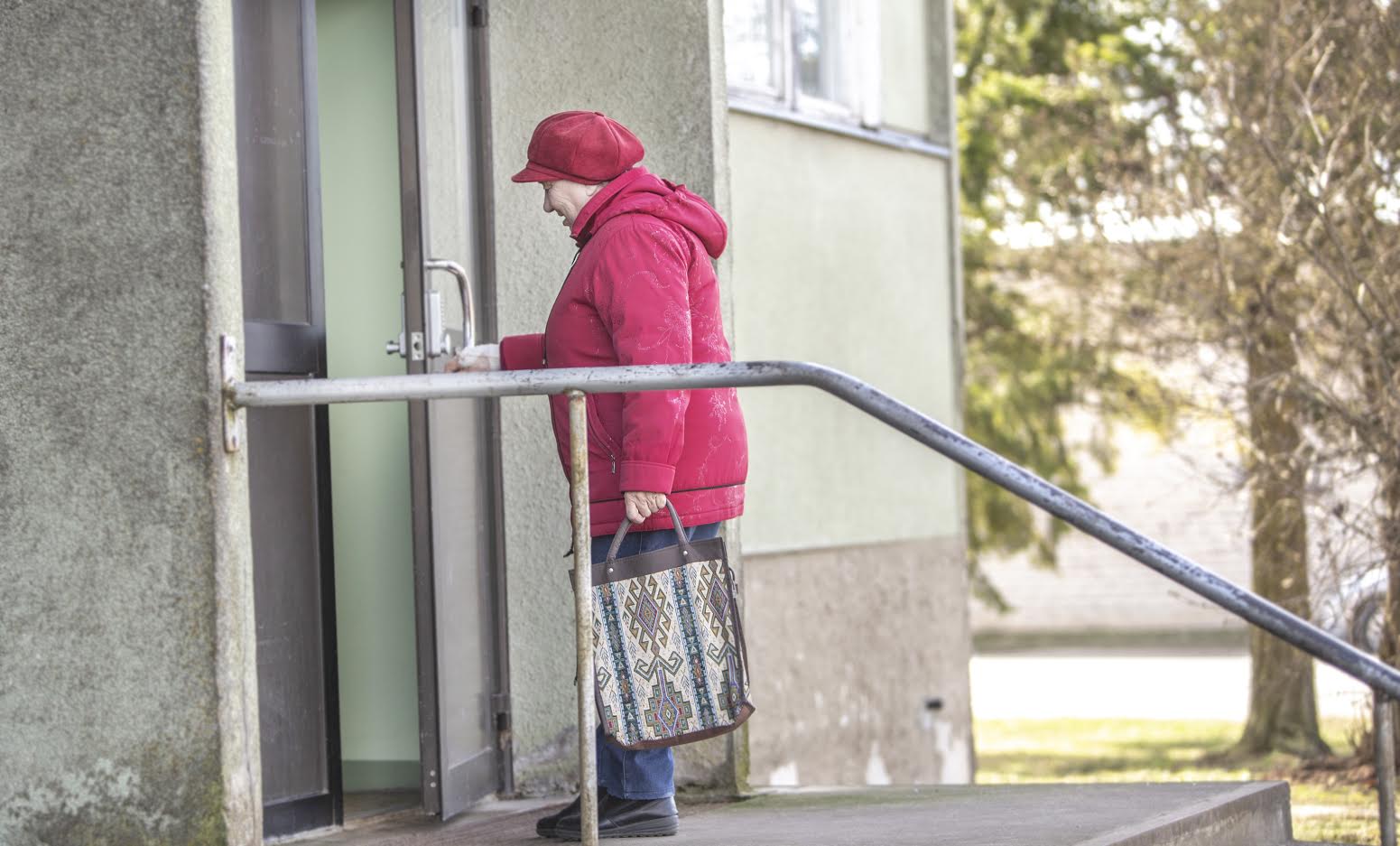 Majaelaniku Sirje (pildil) sõnul hoiavad majaelanikud haisu leevendamiseks koridoriaknaid lahti, aga see ei ole väljapääs. Ebameeldiv hais levivat juba õhušahtide kaudu ülemistele korrustele. Samuti ütleb naine, et esimese korruse korteri elanik eirab ka trepikoja koristamisgraafikut. Kus peitub lahendus kortermaja elanike jaoks? Foto: AIGAR NAGEL