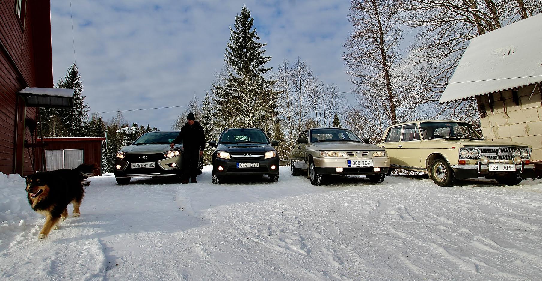Eno Siidra lemmikud Peetrioru talu õuel tänavu 29. veebruaril. 2018. aasta sügisel Pihkvast ostetud linnamaastur Lada Vesta SWCross (vasakult), 2015. aastal Pihkvast ostetud Lada Granta SE, 2001. aastal Tartust ostetud Lada 110-21103 ja 1974. aastal ostetud Žiguli 2103 1500L hinnaga 7300 rubla, mis on läbi sõinud 487 000 kilomeetrit ja mida on korduvalt ära tahetud osta, kuid peremehel on kavas selle väärika autoga läbi sõita 500 000 kilomeetrit ja siis vanakesele puhkust anda. Pildil vasakul on aga paariaastane koer Lumi. FOTO: Kalev Annom