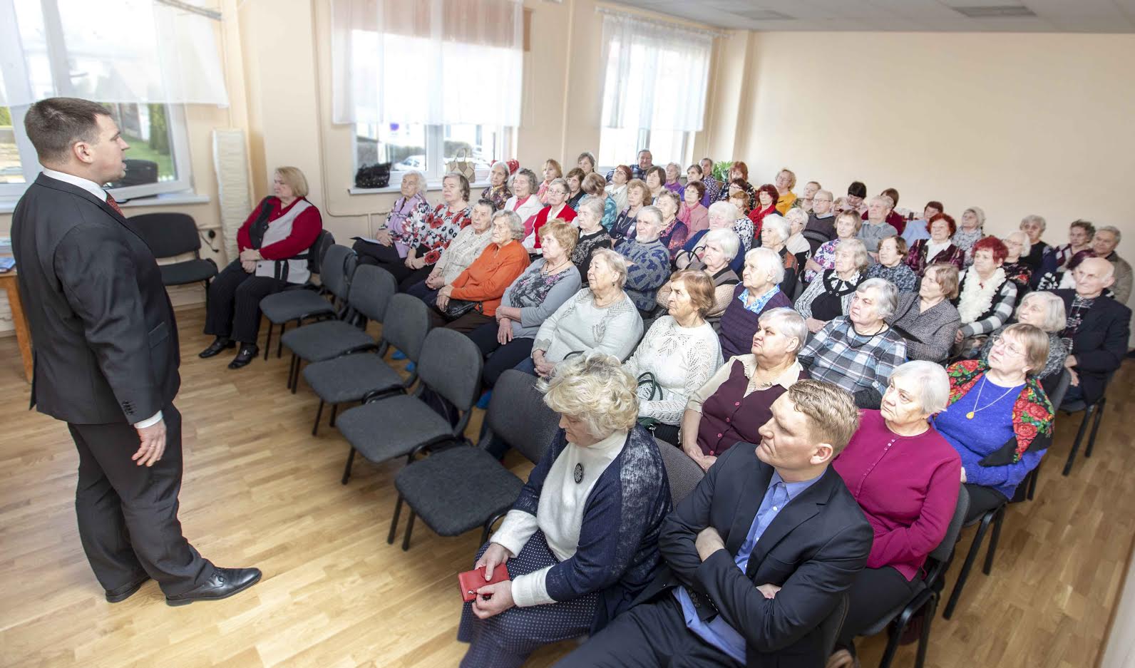 Võru pensionäride päevakeskusesse oli eilsele kohtumisele peaministriga kogunenud üle 70 inimese, kelle jaoks oli oluline saada vastused küsimustele pensionitõusu teemadel. Foto: AIGAR NAGEL Võru pensionäride päevakeskusesse oli eilsele kohtumisele peaministriga kogunenud üle 70 inimese, kelle jaoks oli oluline saada vastused küsimustele pensionitõusu teemadel. Foto: AIGAR NAGEL
