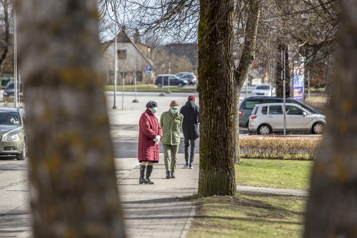 Võru linnatänavail on märgata kaitsemaskides liikuvaid inimesi, kes kaitsevad end ja teisi nakatumise eest. FOTO: Aigar Nagel