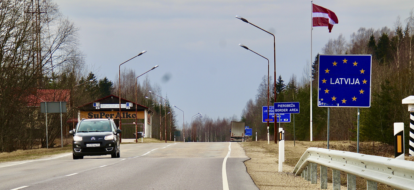 Eesti-Läti piiril eile keskpäeval vaatega Läti poole. Pildil näeme Pihkva poole kiirustamas Venemaa numbriga Citroëni. Tänasest kehtib piirikontroll. Foto: KALEV ANNOM
