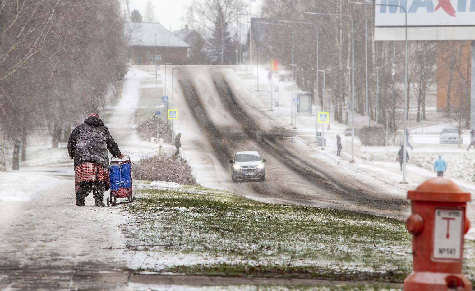 Kõik väärivad ühtmoodi kohtlemist, ka vanemaealine. Eakate puhul on tegemist sügavalt varjatud kuritegevusega ehk siis tegelik vägivalla käes kannatavate üle 65aastaste inimeste arv on suurem. Foto: AIGAR NAGEL Kõik väärivad ühtmoodi kohtlemist, ka vanemaealine. Eakate puhul on tegemist sügavalt varjatud kuritegevusega ehk siis tegelik vägivalla käes kannatavate üle 65aastaste inimeste arv on suurem. Foto: AIGAR NAGEL