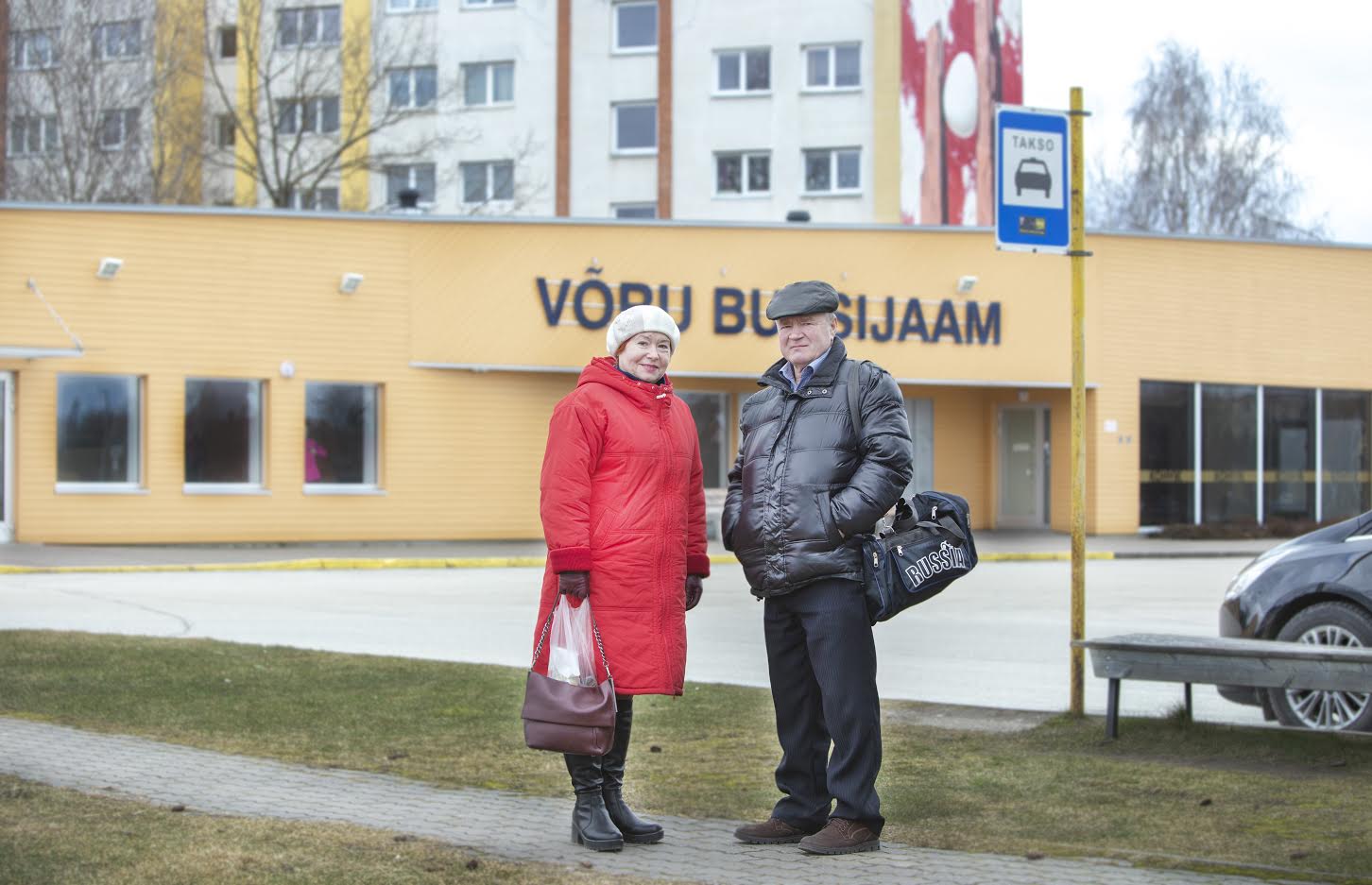 Olga ja Mihhail sõidavad Võrru Petserist, et korra kuus poode külastada ja linnas ringi jalutada. Nad eelistavad külastada Võru maakonna keskust bussiga, sest niimoodi on neile mugavam ja meeldivam. Selleks, et pärastlõunasest bussist mitte maha jääda, kasutavad nad enne tagasisõitu ootesaali, et ei peaks väljas seisma. Foto: AIGAR NAGEL Olga ja Mihhail sõidavad Võrru Petserist, et korra kuus poode külastada ja linnas ringi jalutada. Nad eelistavad külastada Võru maakonna keskust bussiga, sest niimoodi on neile mugavam ja meeldivam. Selleks, et pärastlõunasest bussist mitte maha jääda, kasutavad nad enne tagasisõitu ootesaali, et ei peaks väljas seisma. Foto: AIGAR NAGEL