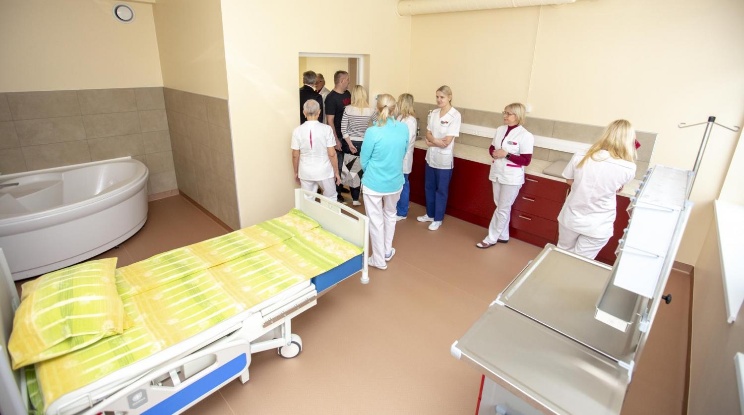Hetk möödunud kuu lõpus toimunud Lõuna-Eesti haigla täielikult renoveeritud sünnitus- ja günekoloogia osakonna avamiselt. Kõik osakonna ruumid said renoveerimise käigus uue planeeringu ning palatid muudeti patsiendisõbralikumaks. Foto: AIGAR NAGEL