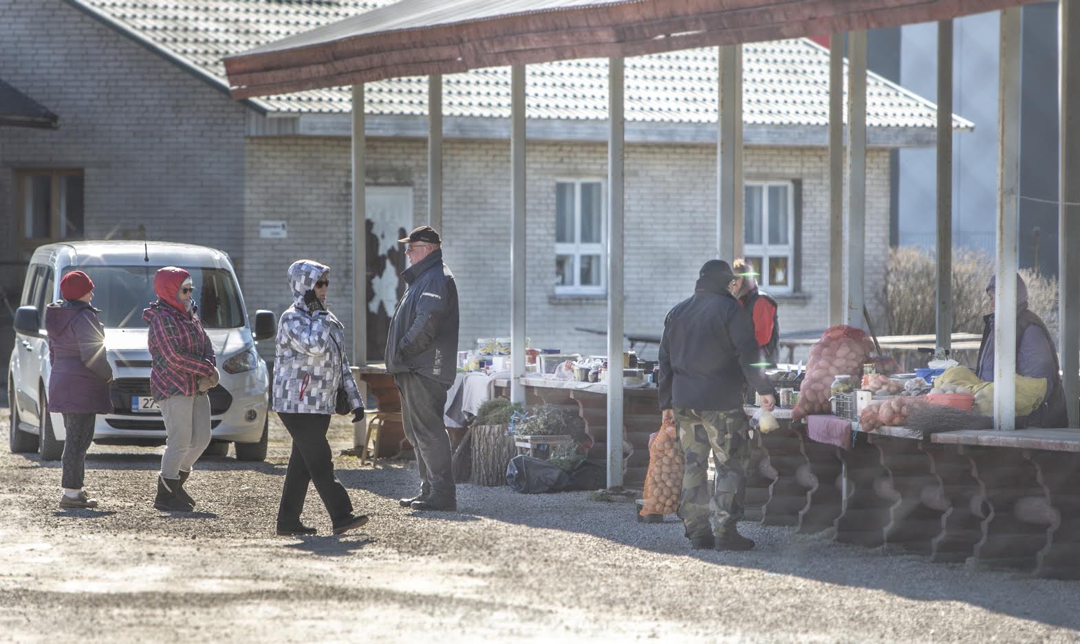 Fotol hetk väliturult, kuhu laupäeval oli kargest ilmast ja viirusohust olenemata mitu müüjat kauplema tulnud. Foto: AIGAR NAGEL