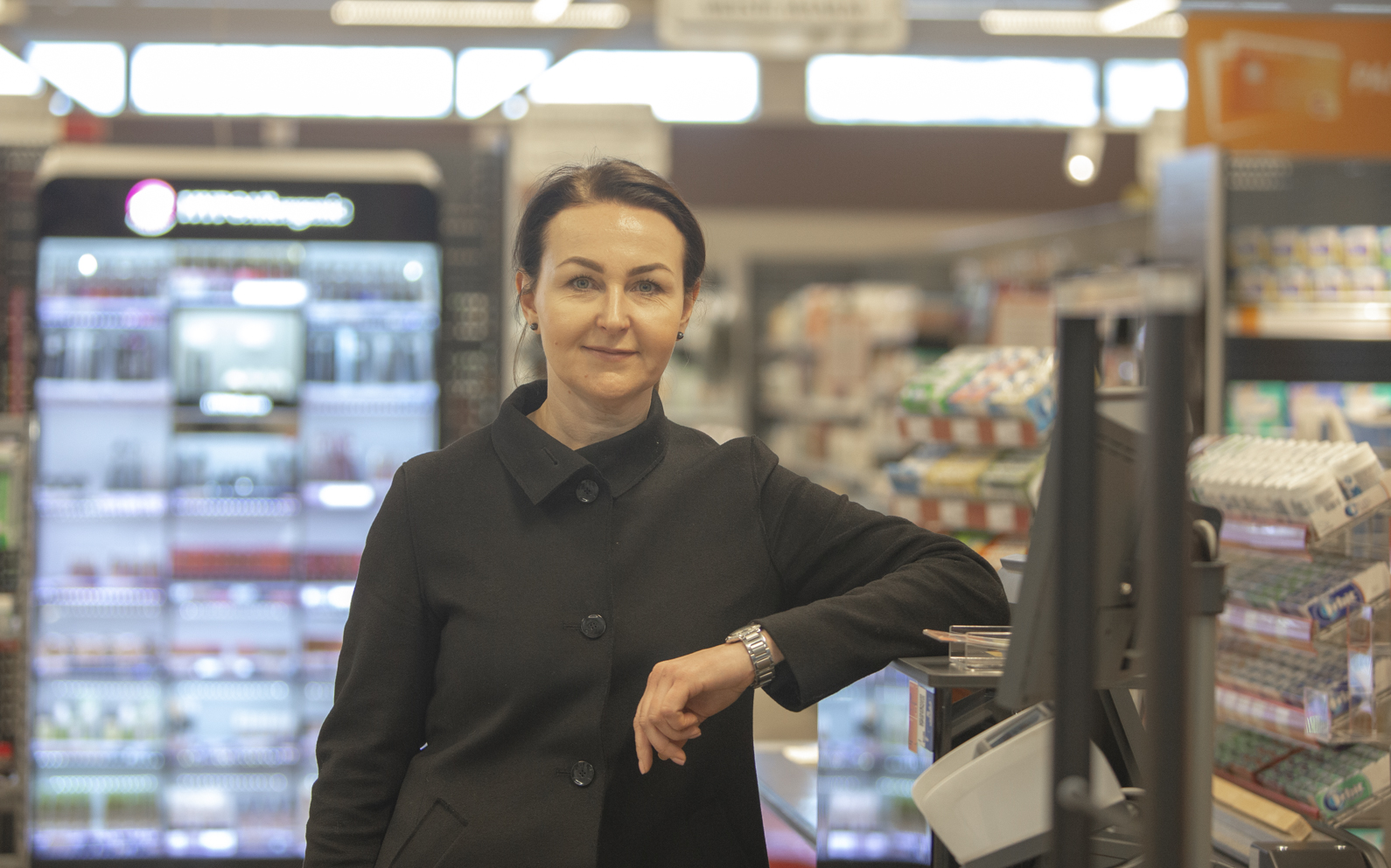 Selveri juht Kristi Lomp ei kartnud neljapäeval Võrru uue kaupluse avamisele tulla ning lisas, et kõik kaupluse töötajad täidavad terviseameti juhendeid hoolikalt. Lähiajal saavad kassapidajad ka vajalikud kaitseklaasid, mis praegu olemas vaid infoletis.FOTOD: Aigar Nagel