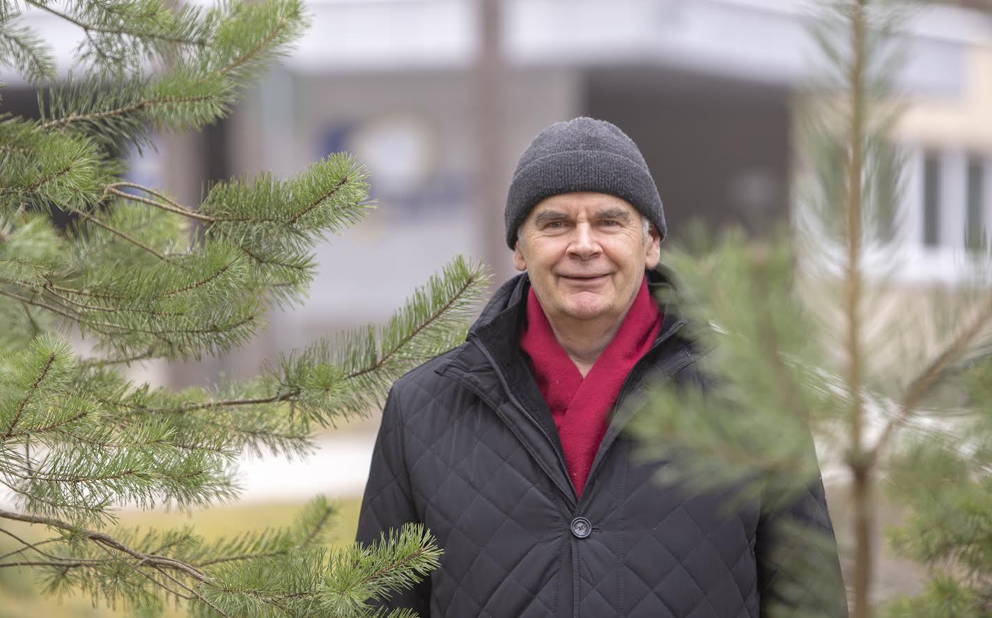 Arvi Vask heitlikul kevadel Lõuna-Eesti haigla ees ajal, mil meditsiinitöötajad annavad endast parima ning sünnipäevale saab rohkem mõelda olukorra leebudes. Foto: AIGAR NAGEL