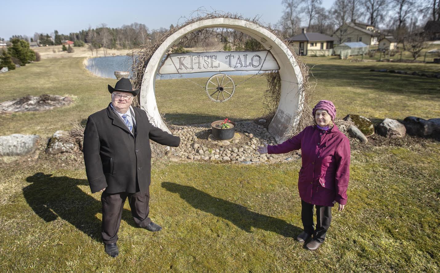 Pulmaisa Heino Kartsepp kannab tihti kaabut ja on kuulnud, et selleta ei tunta teda äragi. Fotol on ta koos oma armsa abikaasa Sirjega. Foto: AIGAR NAGEL