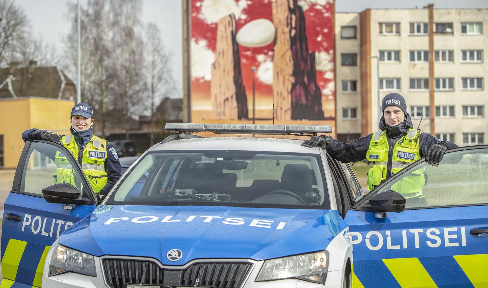 Võru hakkajad noored patrullpolitseinikud Hella Lillmaa ja Janre Press on koos töötada saanud üürikest aega, kuid teavad, et ka eriolukorra ajal tuleb neil oma tööülesannete tõttu keskenduda hirmu ja ärevuse asemel lahenduste leidmisele. Foto: AIGAR NAGEL