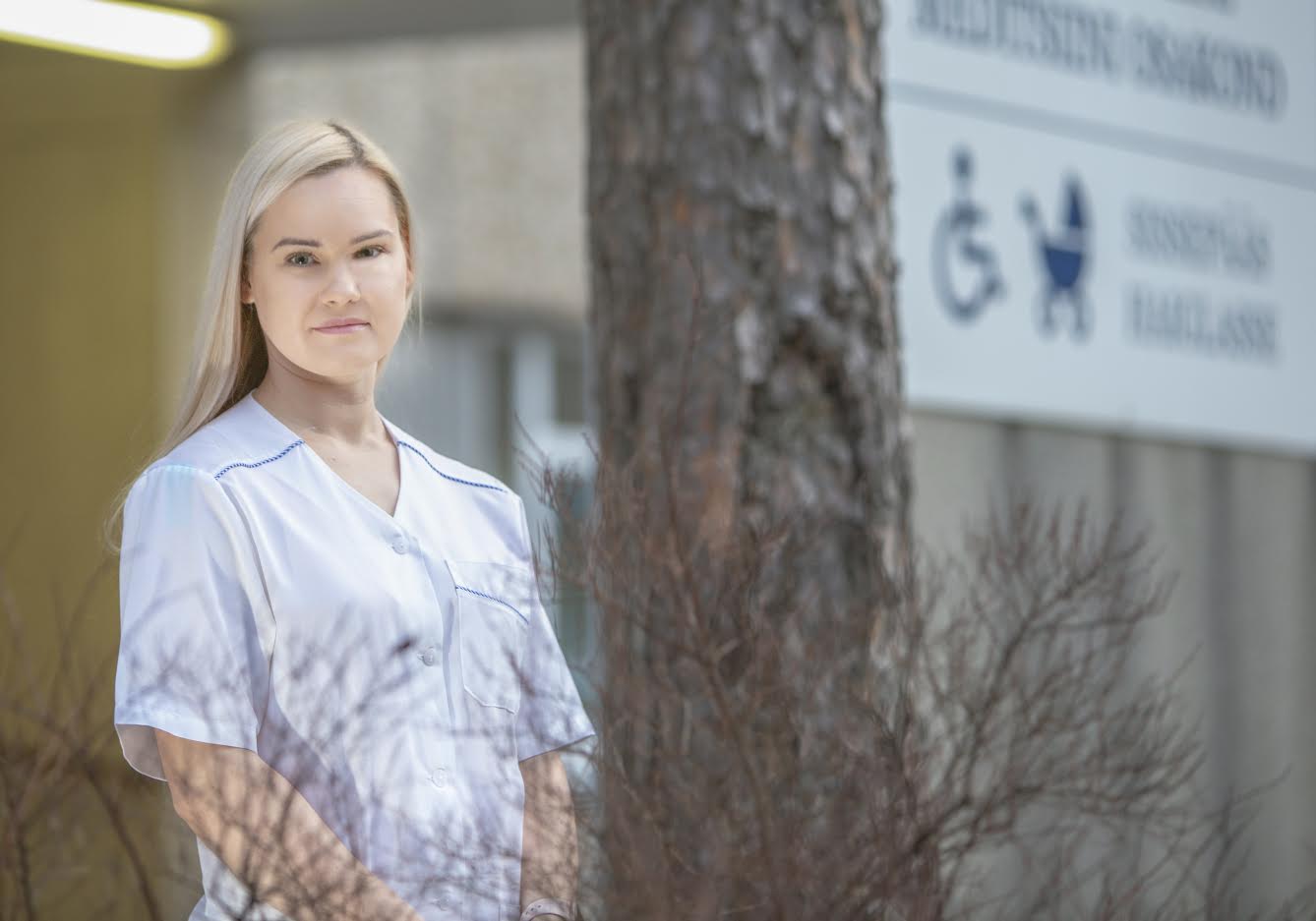 Lõuna-Eesti haigla õde Kristiina Kulikova näitab kaheksandat aastat oma ametioskusi operatsioonitoas, erakorralise meditsiini osakonnas (EMOs) ja kiirabis. Foto: AIGAR NAGEL