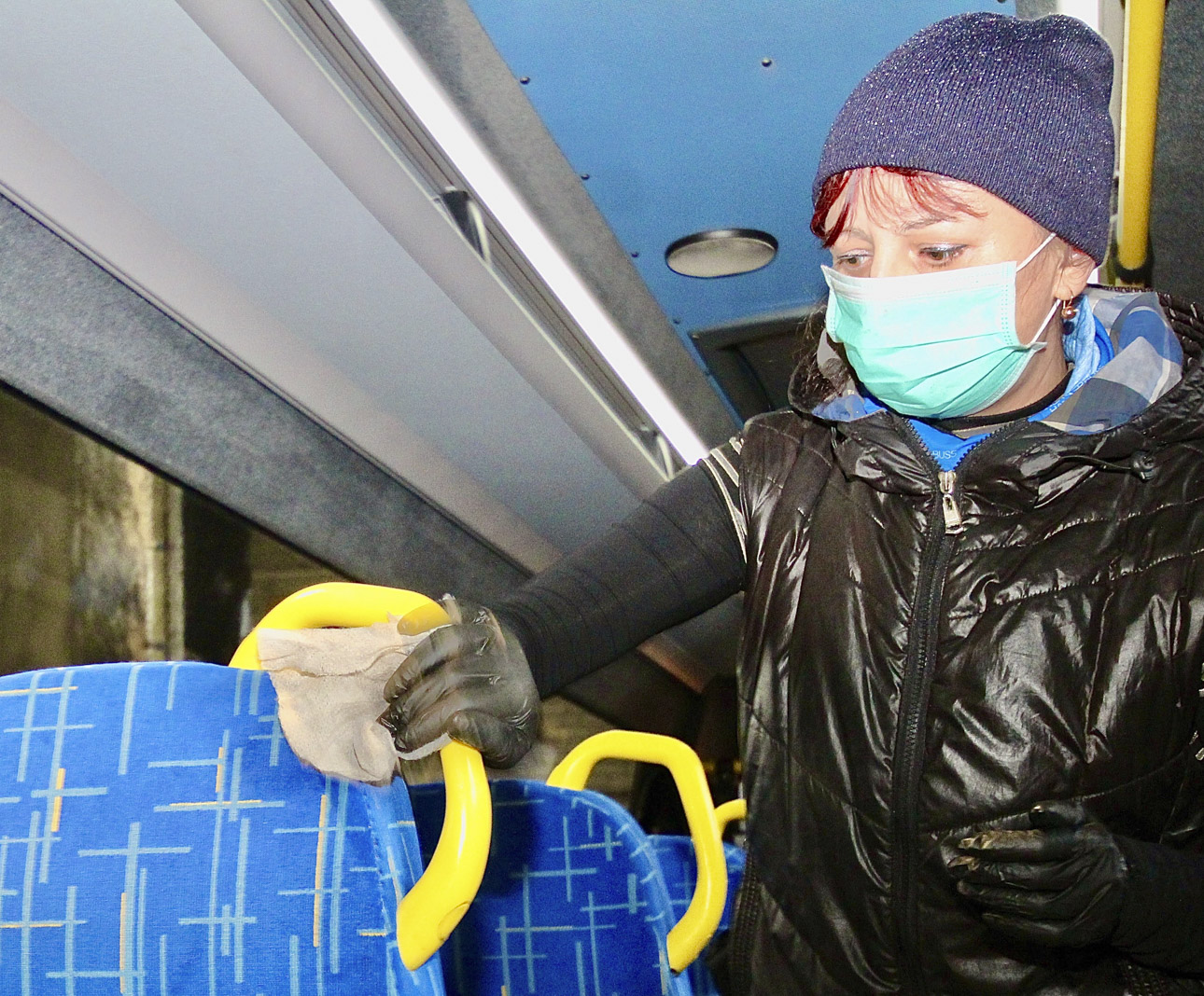 Alla Šlejeval on käsil bussisalongi puhastamine. Fotod: KALEV ANNOM
