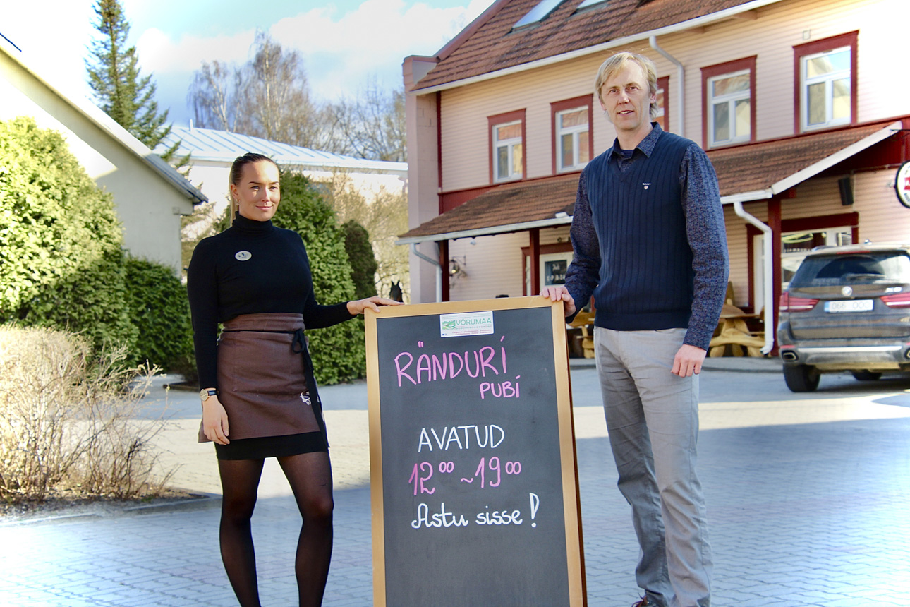 Ränduri teenindaja Eve Pärli ja Imre Viilukas kutsuvad Jüri tänaval rahvast pubisse. Foto: KALEV ANNOM