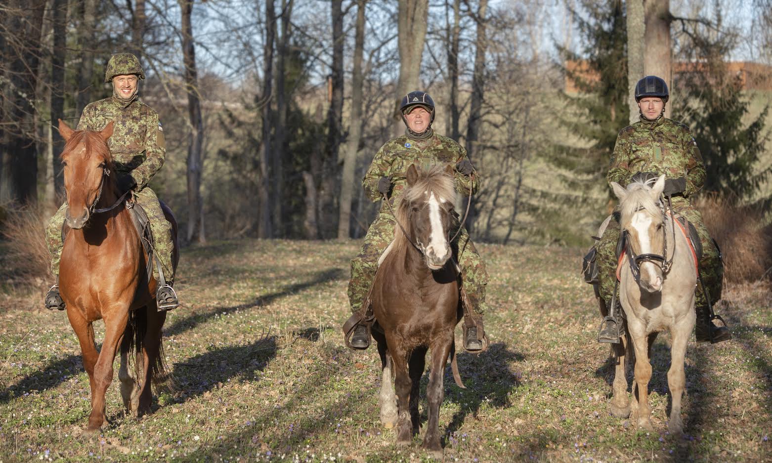 Kaitseliidu Võrumaa maleva liikmed Joosep Tikk (vasakult), Anu Jõgeva ja Villu Vasilkovski alustavad laupäeva hommikul hobupatrulliga. Foto: AIGAR NAGEL