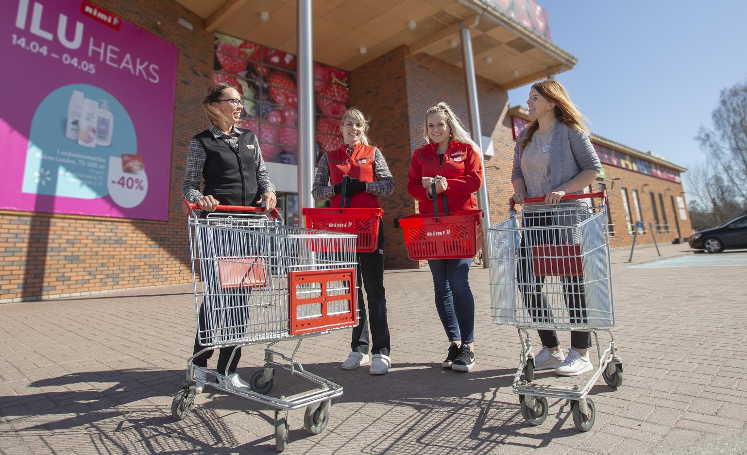 Võru Rimi superi töömesilased (paremalt) Liana, Kadi, Kairi ja Maigi on tõsist tööindu täis ning teevad oma parima kliendi heaolu võitmiseks. Foto: AIGAR NAGEL