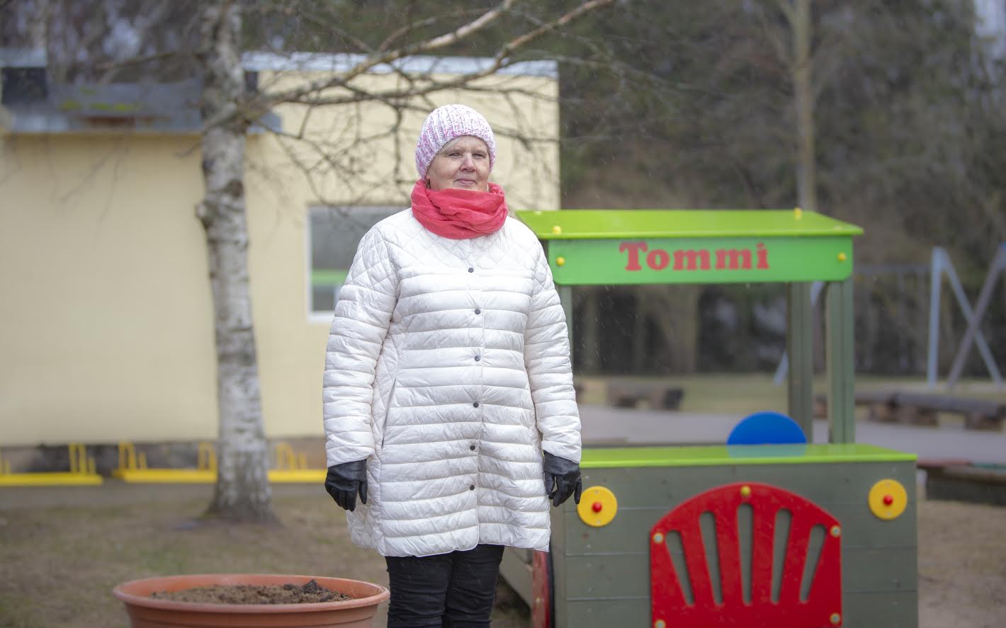 Väimela lasteaia Rukkilill direktori Külli Seene sõnul ollakse lastevanematega tihedas kontaktis. Osadel õpetajatel on nädala plaanid tehtud. Vanematele jagatakse ideid ja käib tihe koostöö logopeediga. Direktor ise on olukorraga harjunud: kord teeb ta kaugtööd, kord käib ta majja, sest töötasud, töögraafikud ja õppeaasta kokkuvõtted tuleb ära teha hoolimata eriolukorrast. „Tööd on kogu aeg ja palju on inimestega suhtlemist,” ütleb Seene. Foto: AIGAR NAGEL