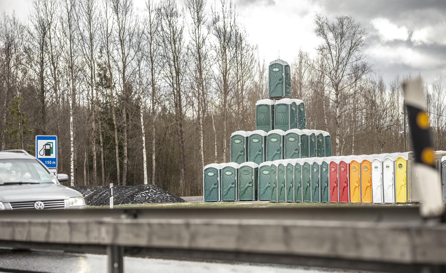 OÜ Tommirent välikäimlapüramiid, millega on omaniku sõnul veel plaane peale jõuluteemalise jõuluvanaeksponaadi, mida võis näha detsembris. Foto: AIGAR NAGEL
