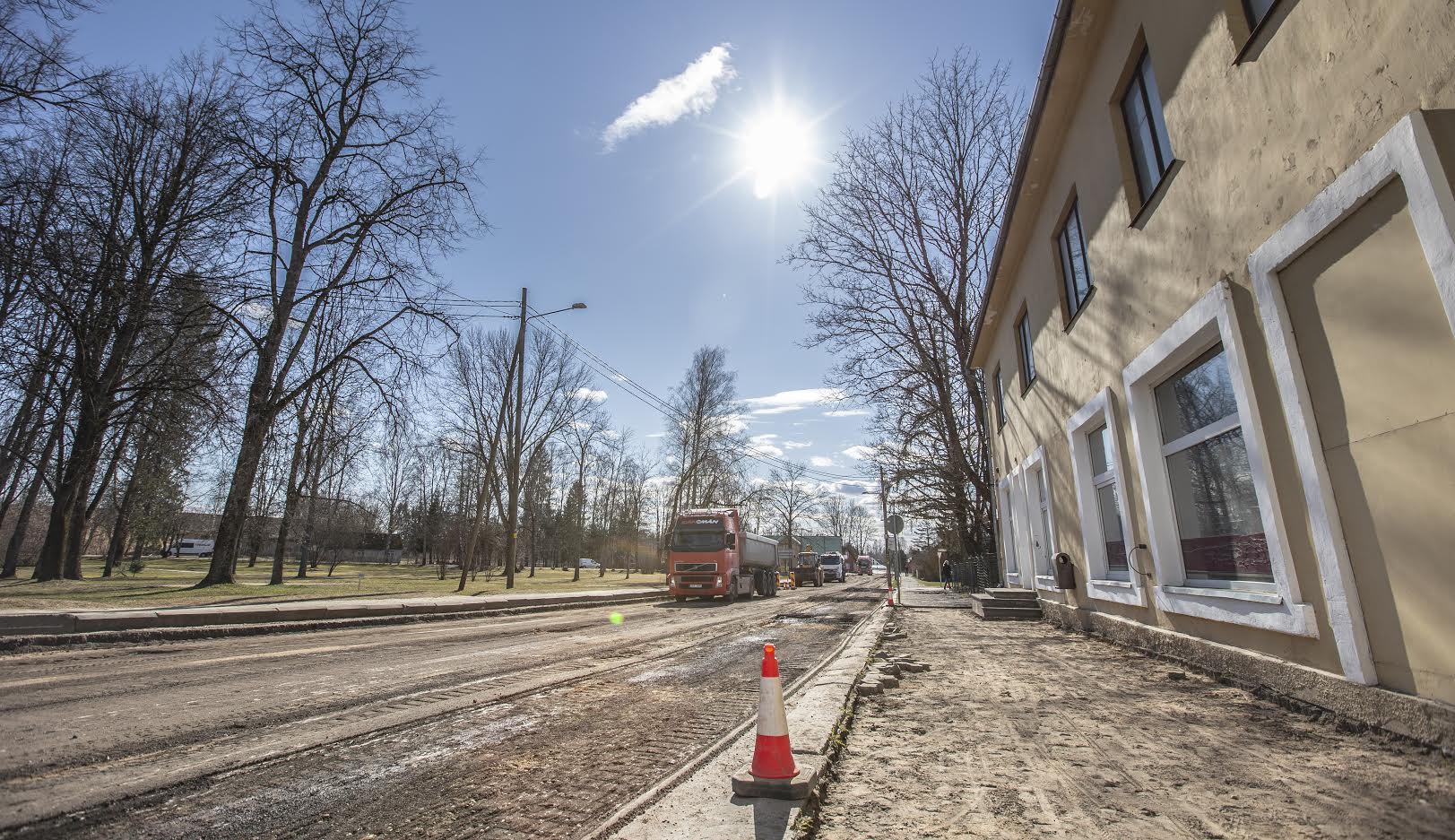 Antsla linnas toimub ka riigiteede rekonstrueerimine ja mõned olemasolevad tänavad vajavad ülepindamist. Leidub ka tolmuvaba katet vajavaid tänavaid. Foto: AIGAR NAGEL