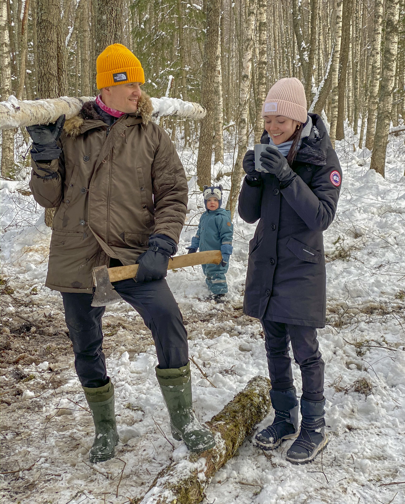 Perekond Ostratid nautimas maaelu Võrumaal Rõuge vallas, kus tippkokast restoranipidaja Joel koos abikaasa Theresega ühiselt kolmeaastast Johanit kasvatavad. Foto: ERAKOGU