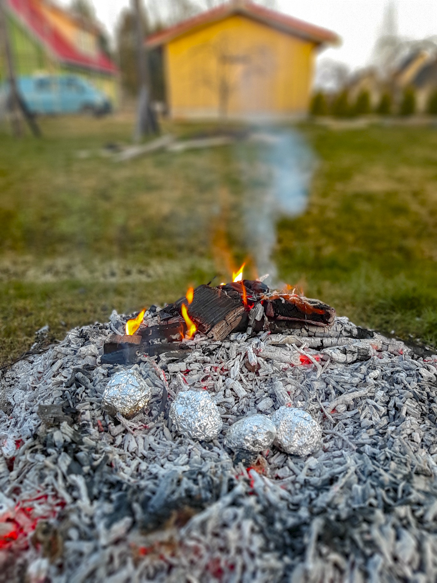 Kodustes lõketes tohib põletada vaid immutamata puitu või kiletamata pappi ja paberit. Viimastki soovitatakse pigem tulehakatuseks, sest paberit on võimalik ringlusse võtta. Ja kindlasti sobib selline lõke imehästi kartulite küpsetamiseks. Foto: AIGAR NAGEL