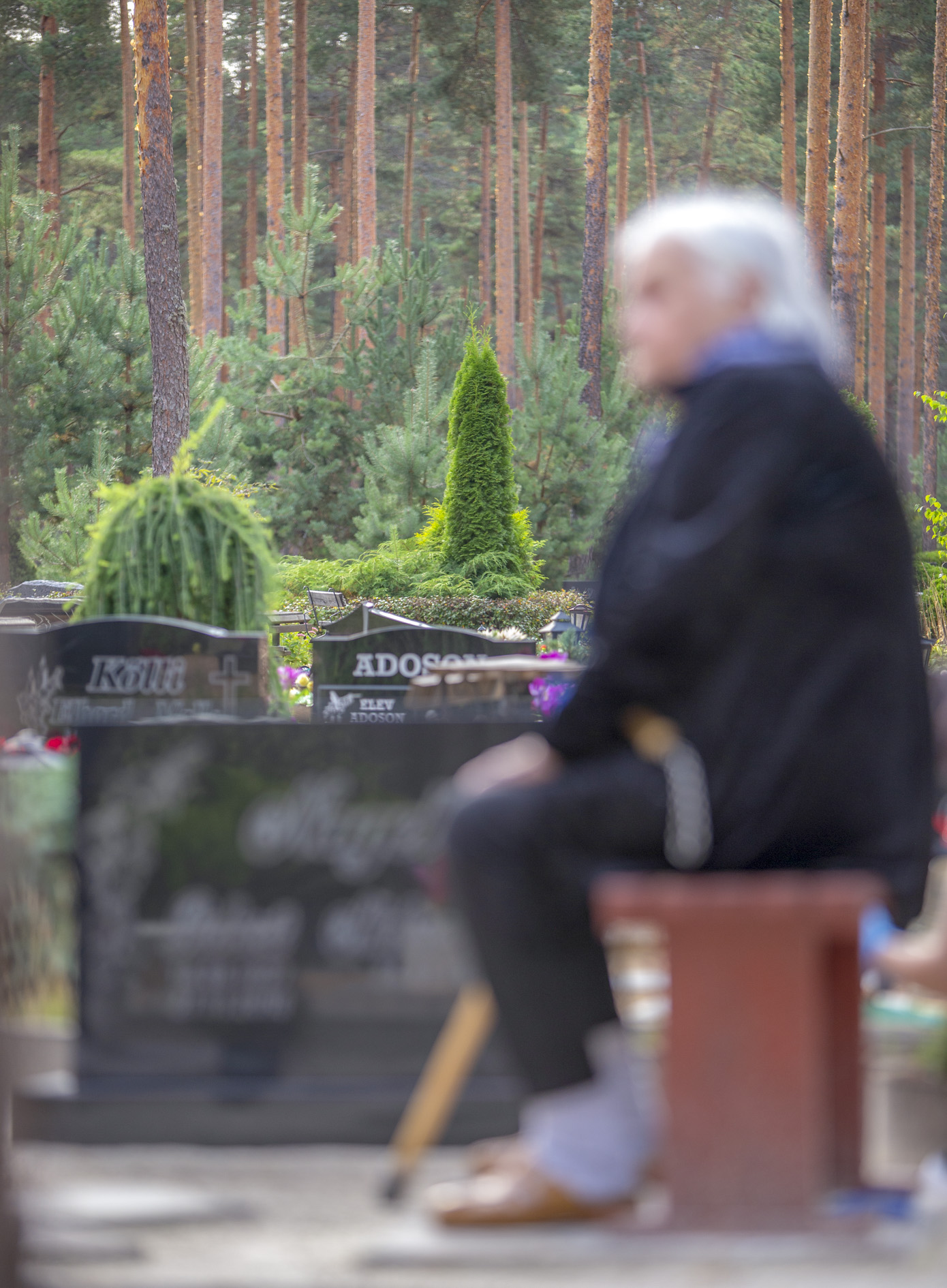 Maailma Terviseorganisatsiooni andmetel pole praeguseks ühtki tõendit nakatunute kohta kokkupuutel surnutega. Küll aga soovitatakse vältida kokkupuuteid kehavedelikega ka pärast surma. On kindlaks tehtud, et COVID-19 viirus levib inimeselt inimesele piiskade, nakkust levitavate esemete ja lähikontakti kaudu, sealjuures võib see levida ka väljaheidete kaudu. Foto: AIGAR NAGEL
