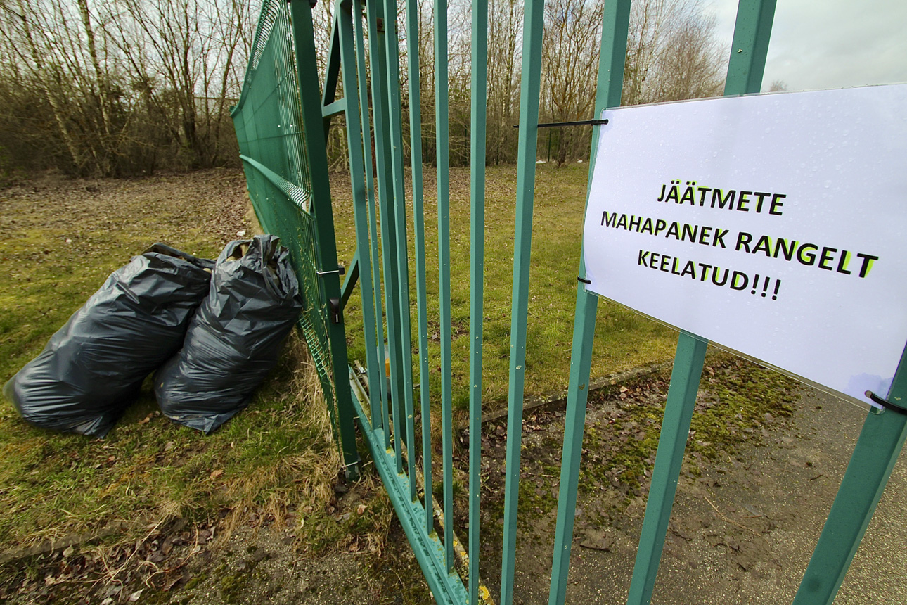 Selline nägi Võru jäätmejaama väravatagune välja reede ennelõunal, kus rangest hoiatusest hoolimata on kolm paarisajaliitrilist prügikotti maha pandud. Foto: ERAKOGU