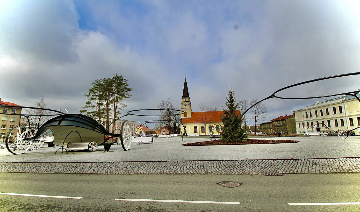 Eriolukorrast tingitud inimtühi 11 751 (2019) elanikuga Võru linna keskväljak kesknädala keskpäeval. Foto: KALEV ANNOM