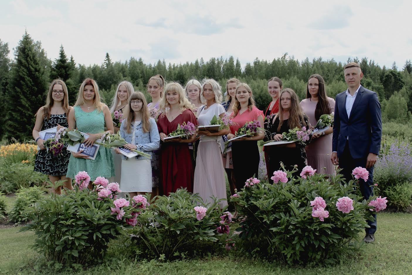 Fotol parimad lõpetajad ja Võrumaa Arenduskeskuse juhatuse liige Tiit Toots. Pildistas Merily Jakovets.